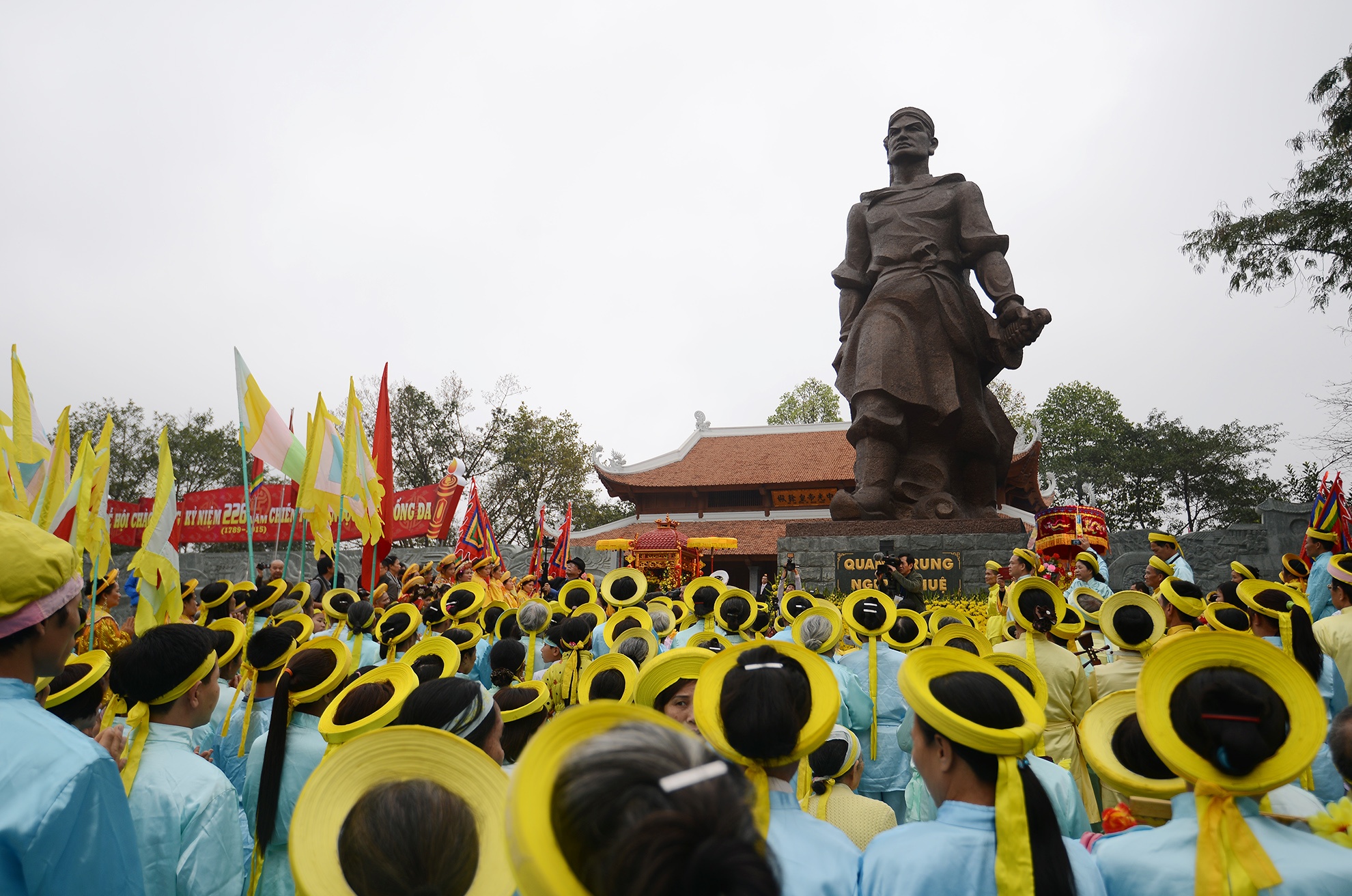 Hang nghin nguoi du hoi go Dong Da hinh anh