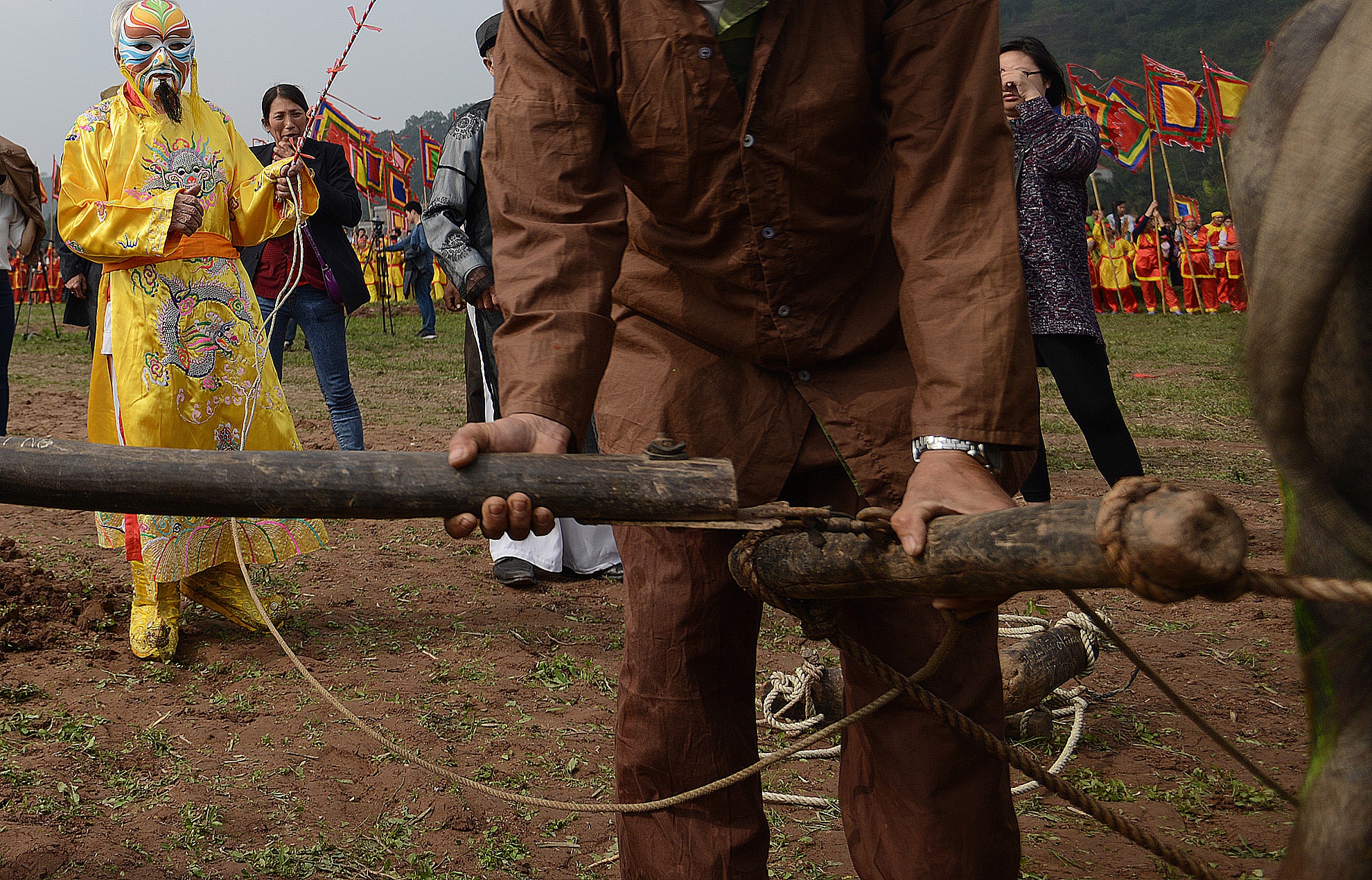Mọi người loay hoay lắp lại chiếc thang cày nhưng không thành công, đành thay thang cày mới.