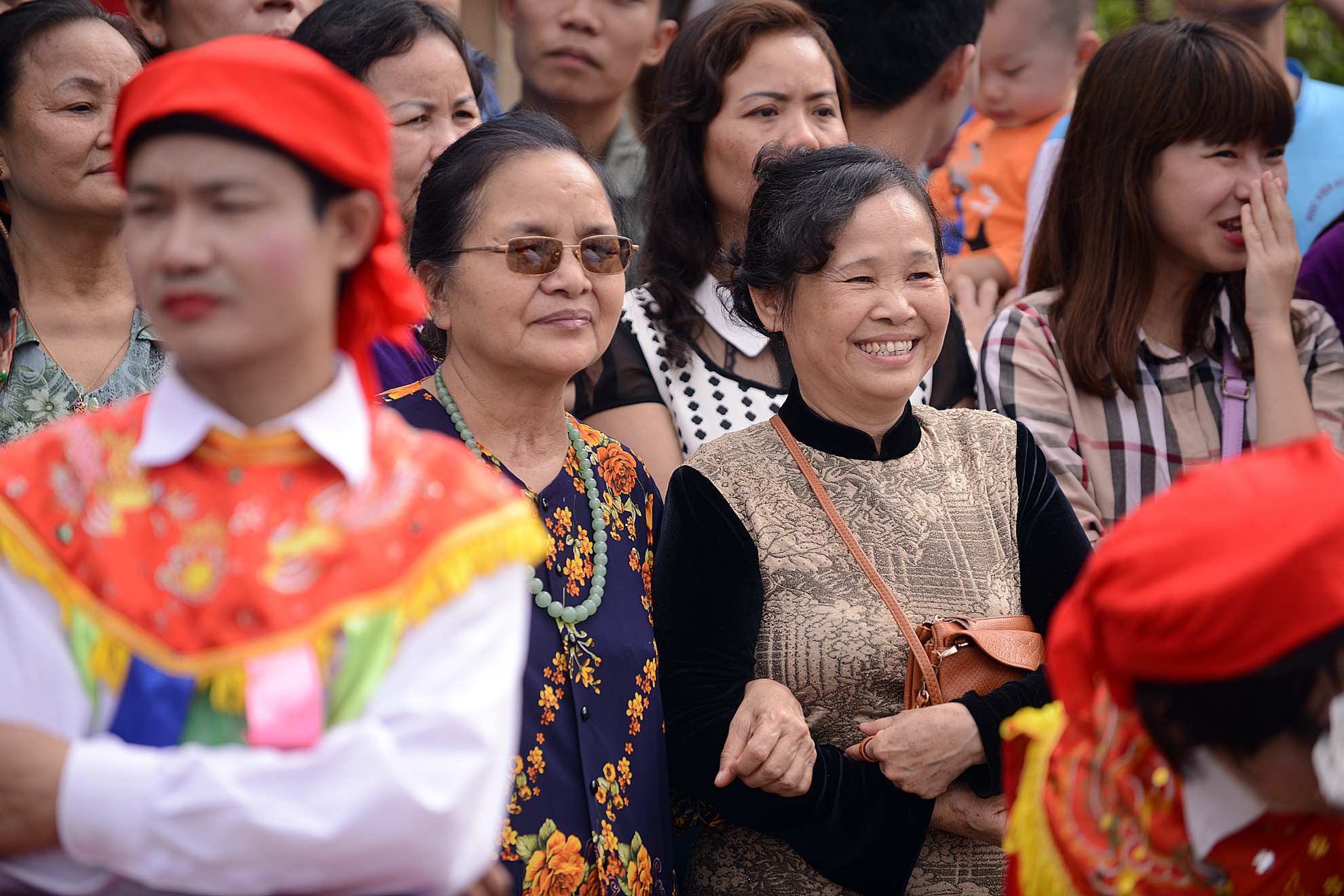  ... khiến khán giả thích thú khi xem những chàng trai giả gái múa bồng. 