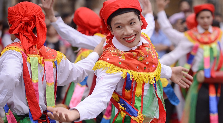 Cac chang trai ma phan moi son mua 'con di danh bong' hinh anh