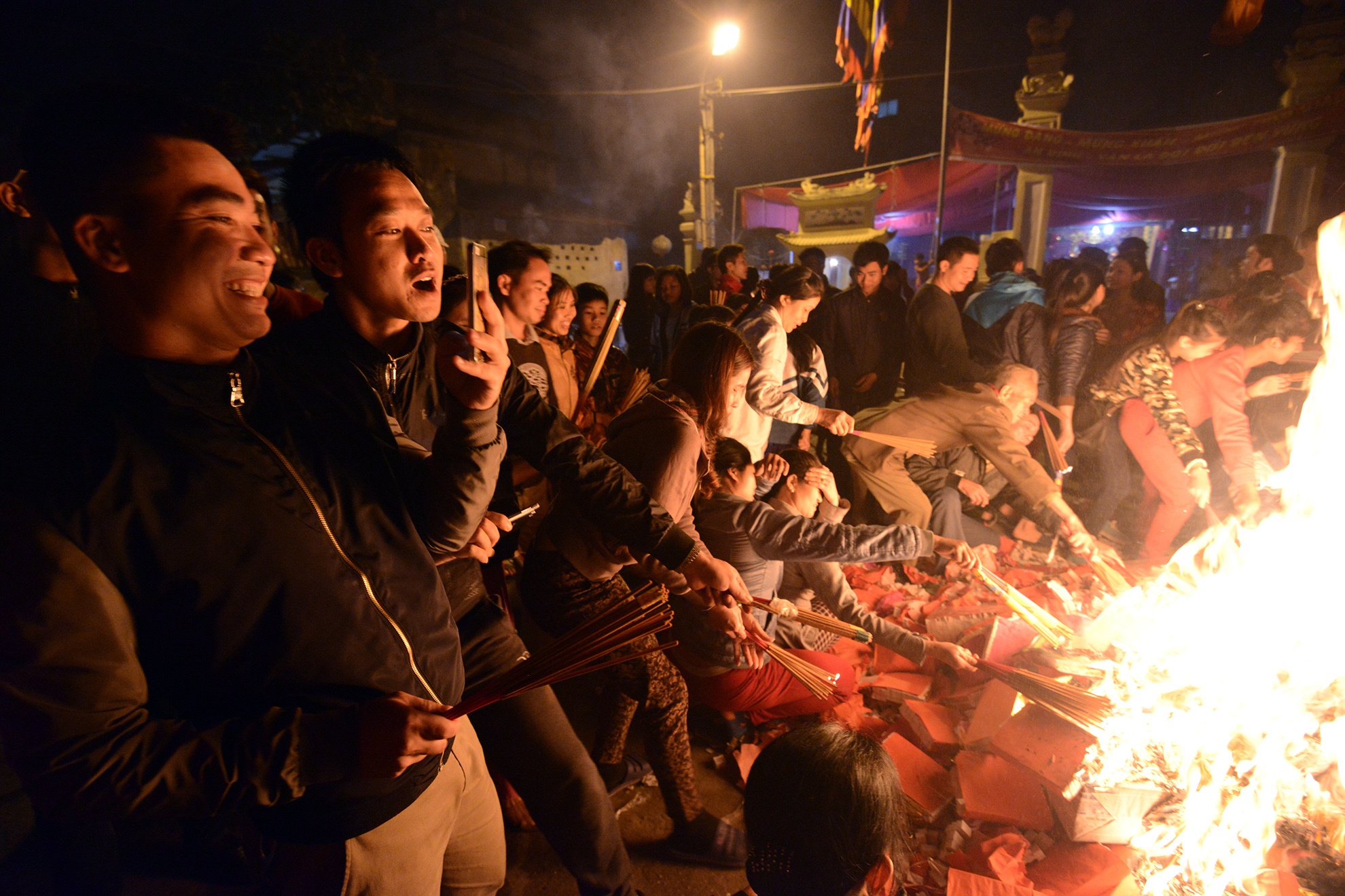 Nhiều người hào hứng còn dùng điện thoại quay lại.