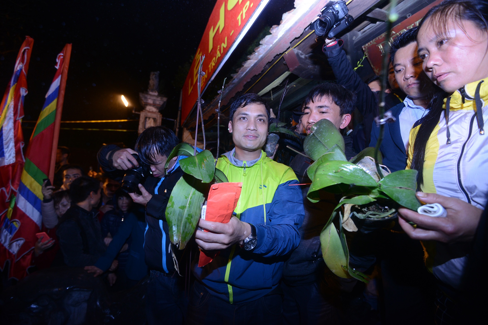 Nhiều người cướp lộc ngay trước cửa đền chính, sau đó hô hoán mọi người vào cùng cướp.