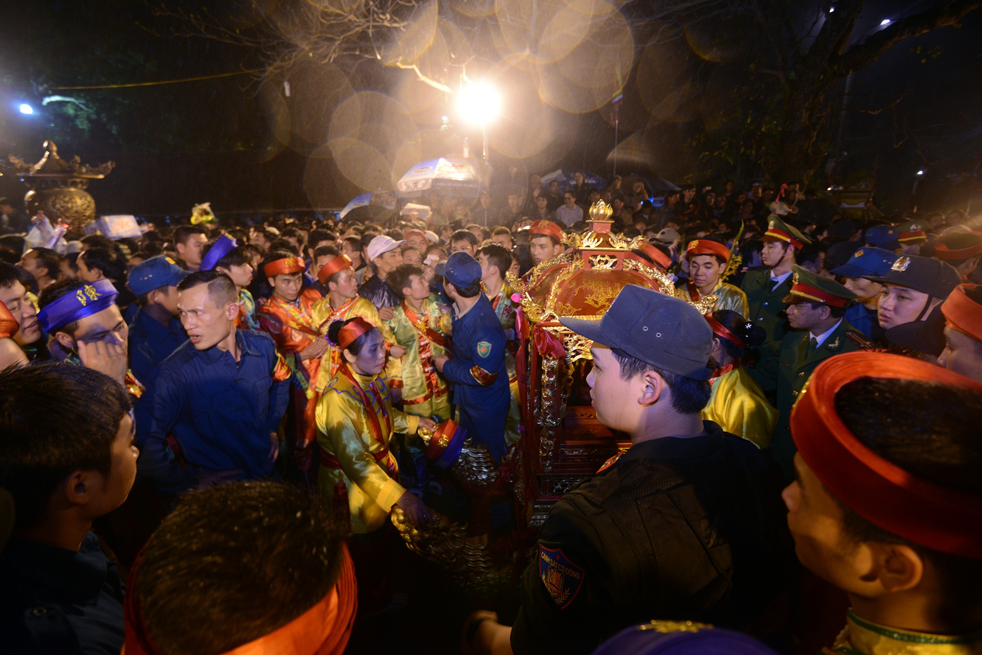 Chiếc kiệu rước ấn mặc dù được bảo vê nghiêm ngặt...