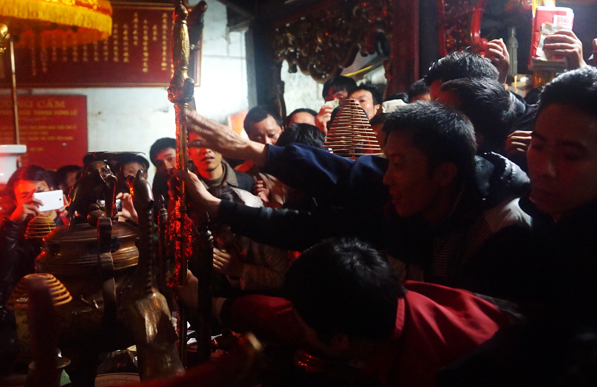 Thi nhau xoa tien len bao kiem de cau may hinh anh