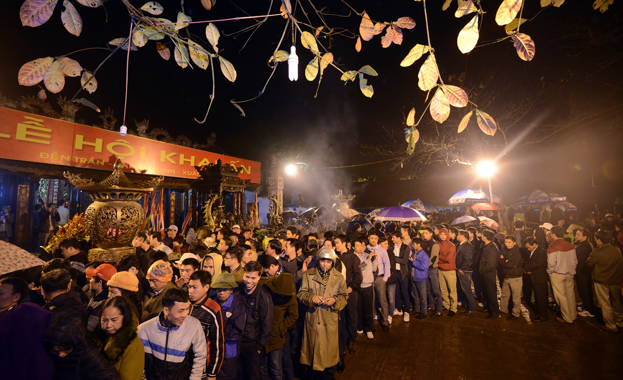 Xep hang duoi mua nhieu gio cho xin an den Tran hinh anh