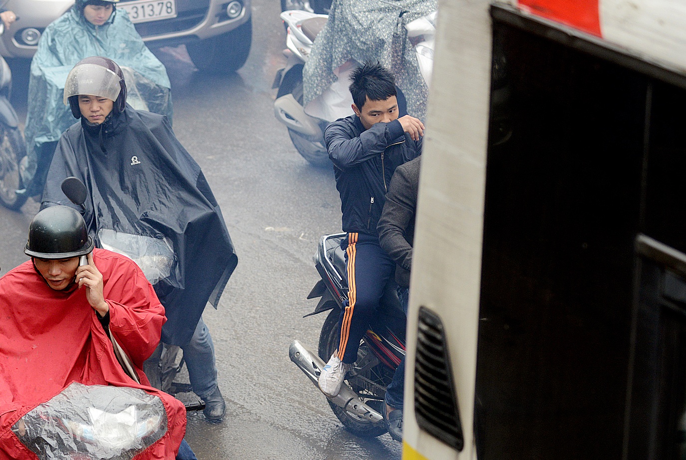 Chon chan trong mua lanh, ngui khoi xe buyt vi tac nghen hinh anh