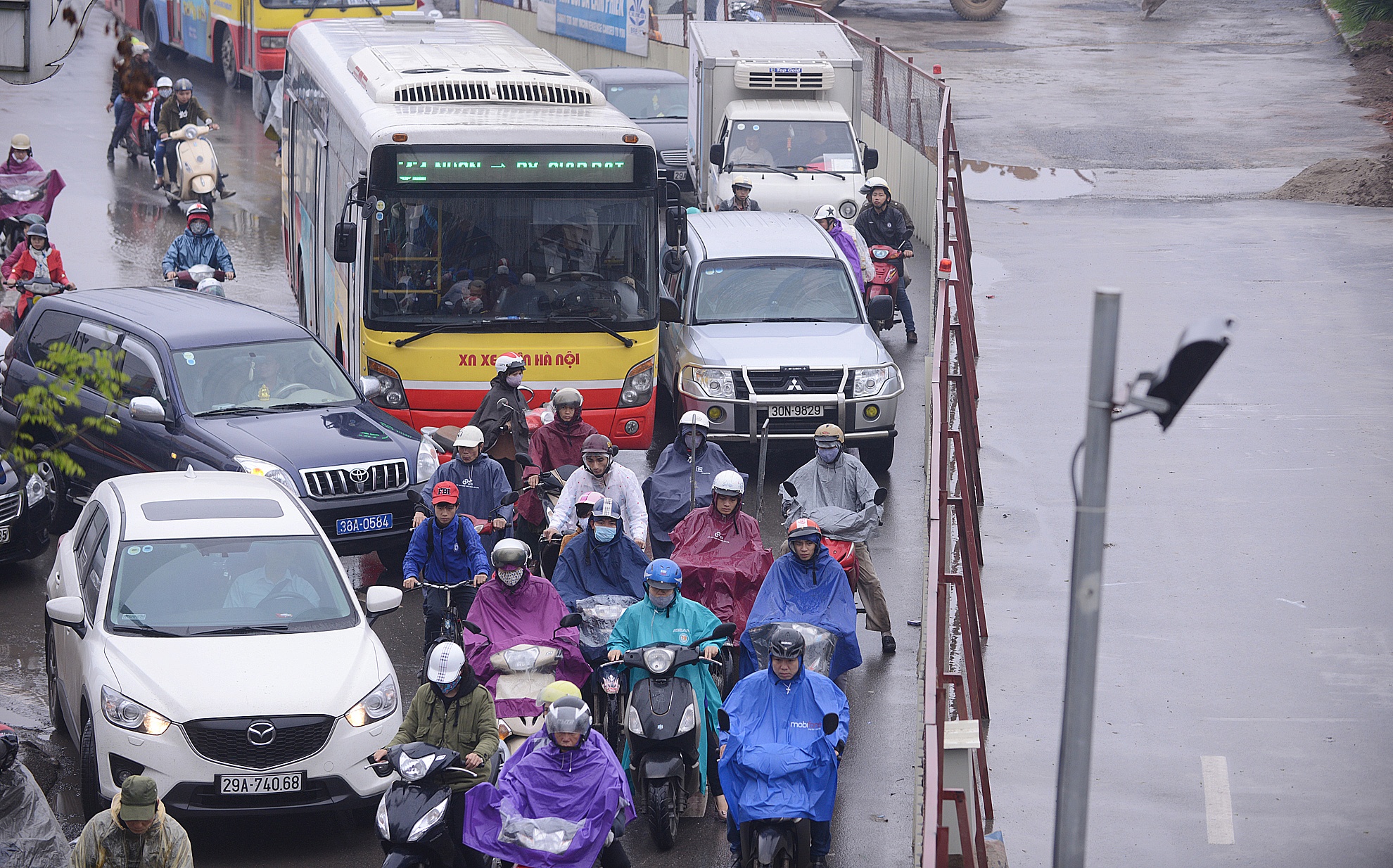 7h sáng, giao thông trên trục đường lớn Xuân Thủy - Cầu Giấy ùn tắc trầm trọng. 