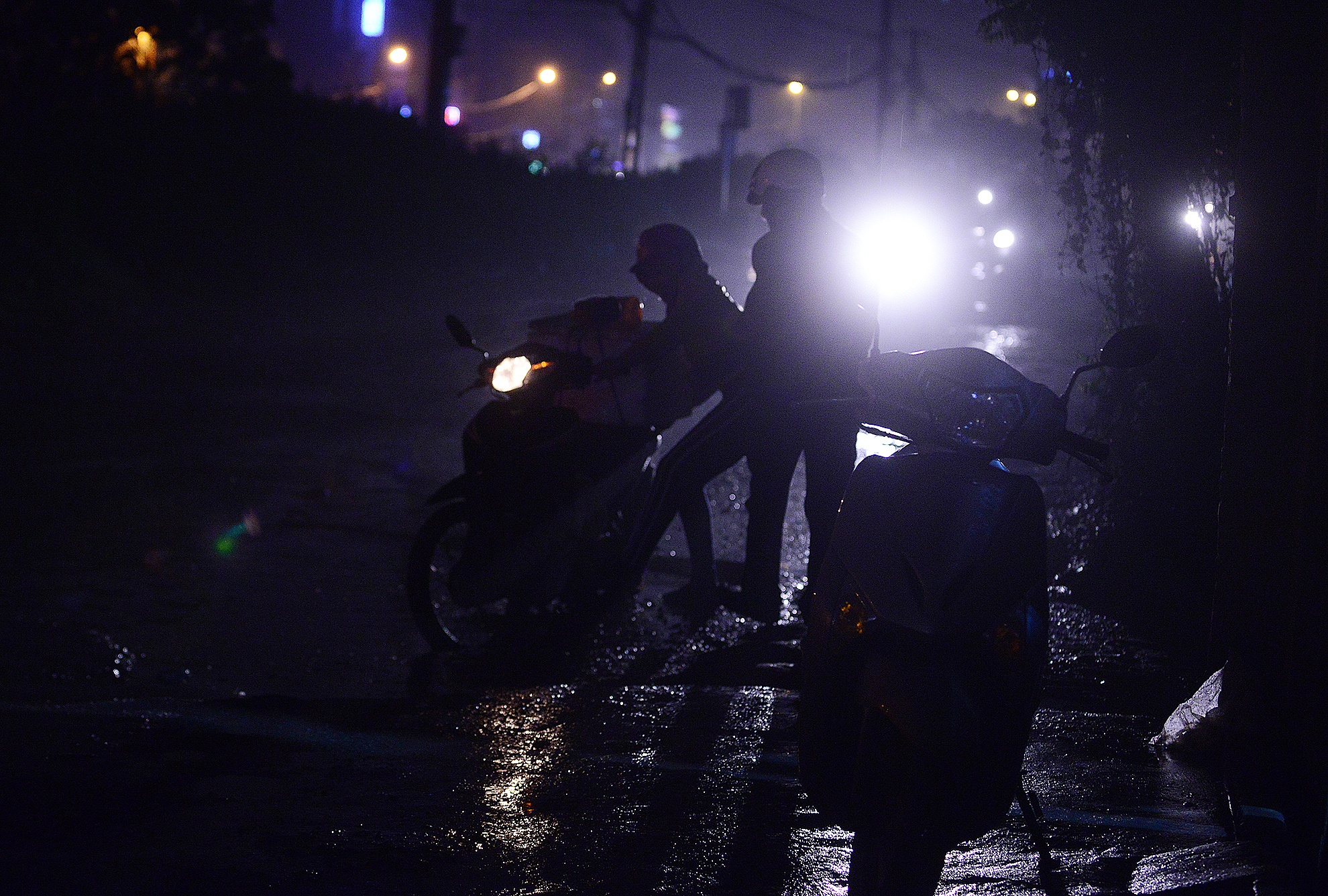 Con duong dam lay giua thanh pho hinh anh