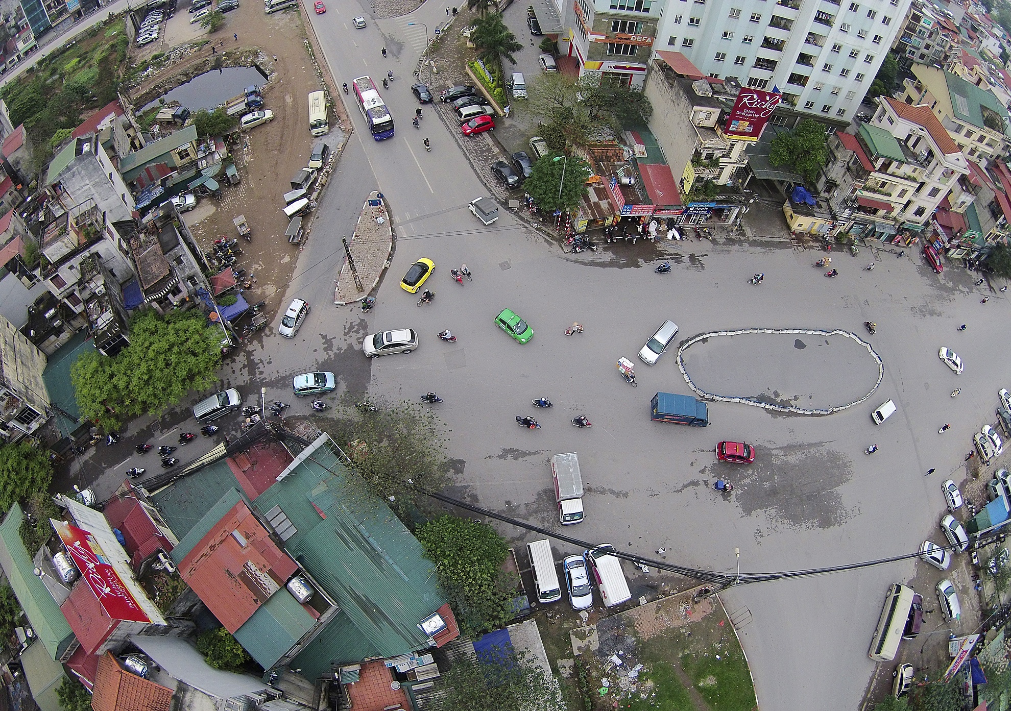  Tại ngã tư Thụy Khê - Văn Cao một vòng xuyến to được dựng lên, nhưng ở khá xa ngã tư. Người đi đường muốn đi từ Thụy Khê phải đi khoảng 20 m mới đến vòng xuyến. 