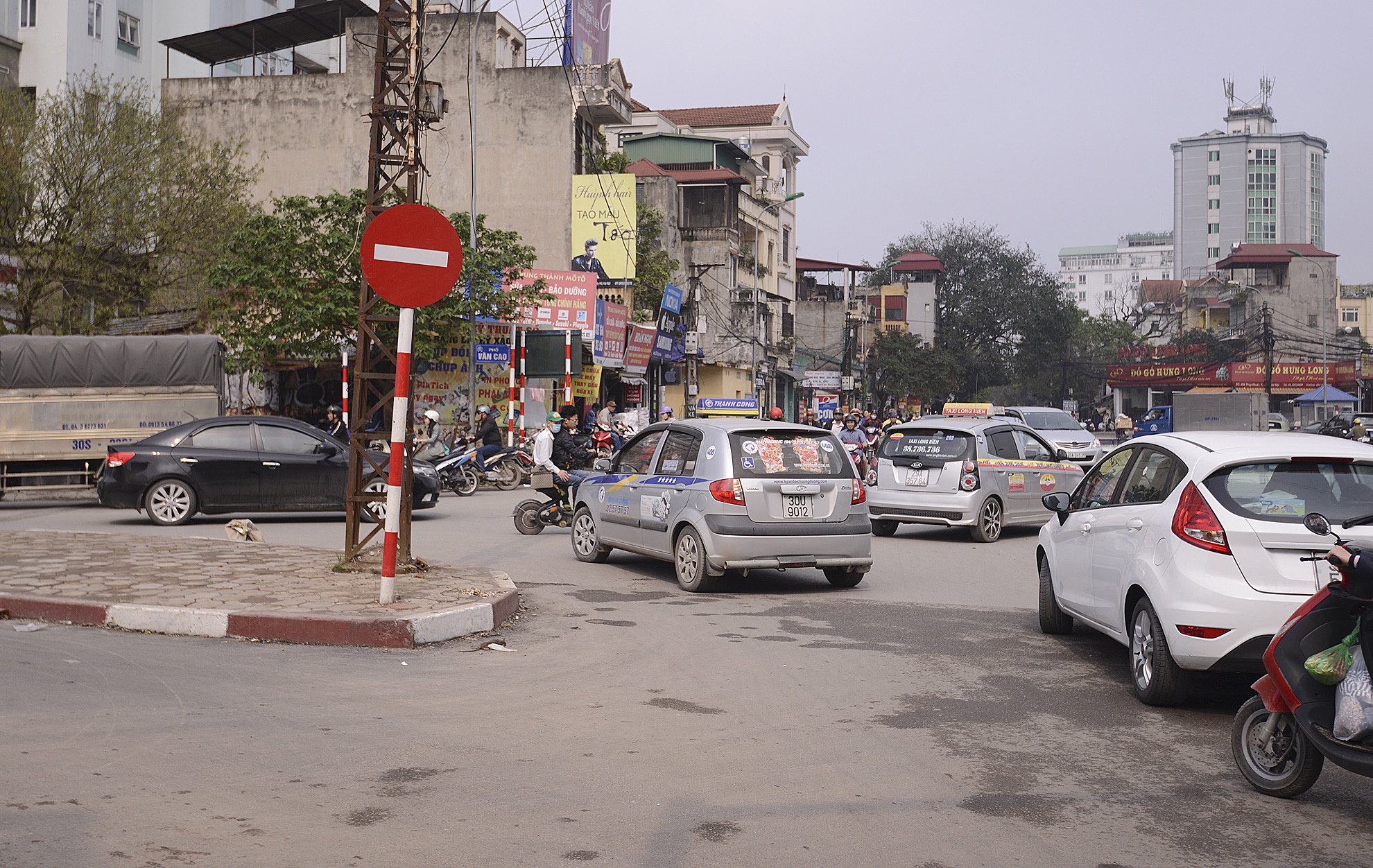  Chính vì thế để rút ngắn thời gian, nhiều người đi ngược chiều luôn trên con đường này. 