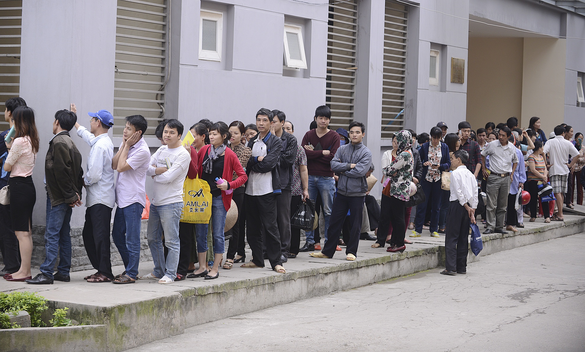 Xep hang dai tu 4h sang cho mua thuoc chua benh hinh anh