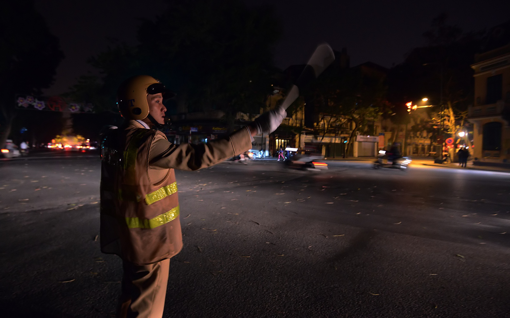  Chiến sĩ cảnh sát giao thông đội 1 làm việc trong tình trạng không đèn điện. 