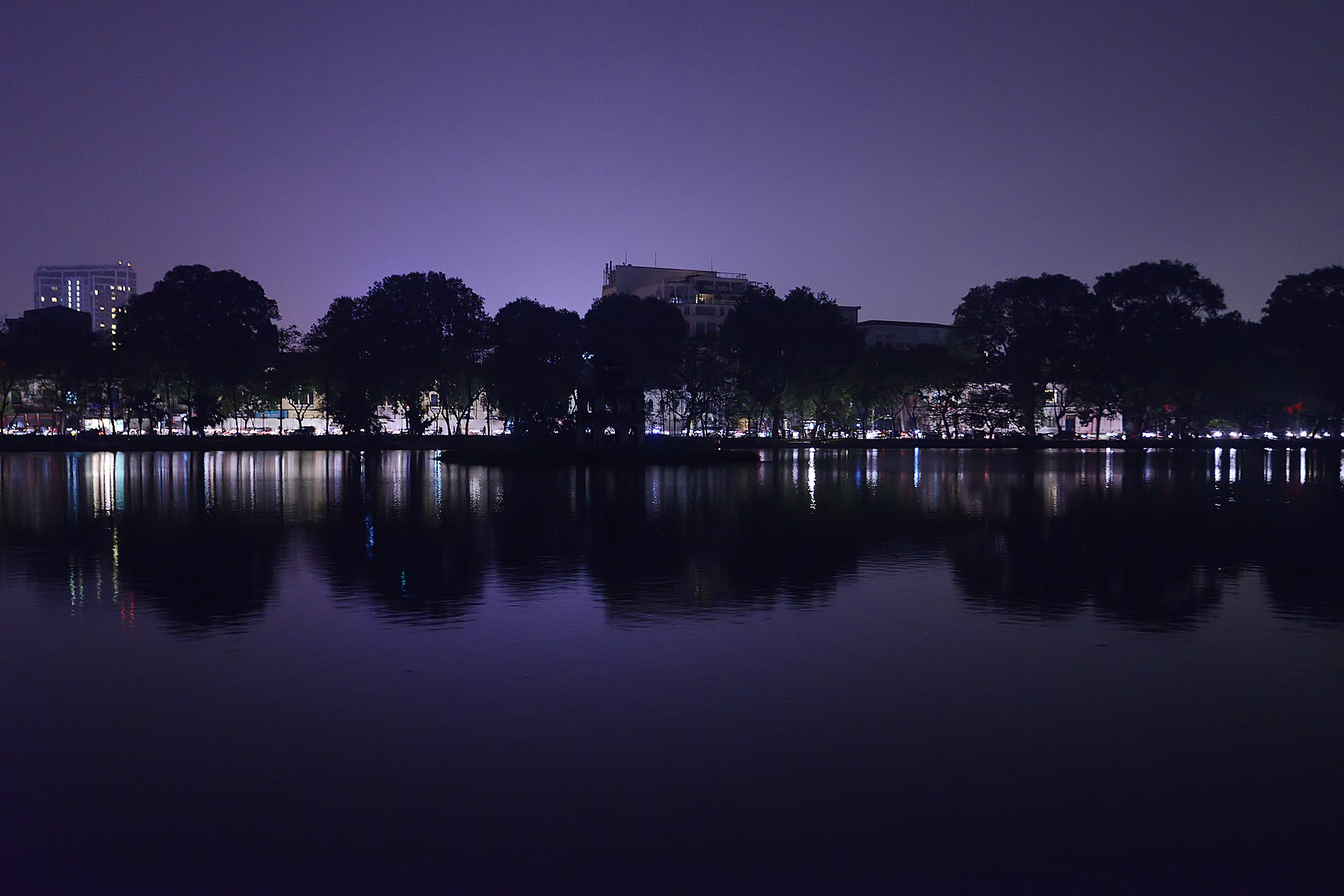  Khu vực Hồ Gươm tối om sau khi bắt đầu môt giờ đồng hồ tắt điện để ủng hộ giờ trái đất. Tháp rùa nhìn xa xa không rõ. 