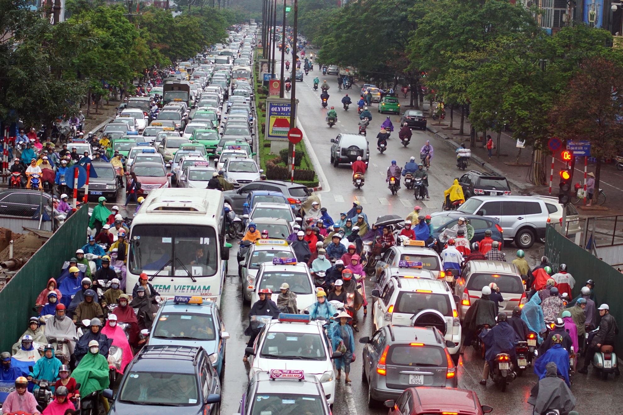 Cac nga duong Ha Noi hon loan trong mua lon hinh anh