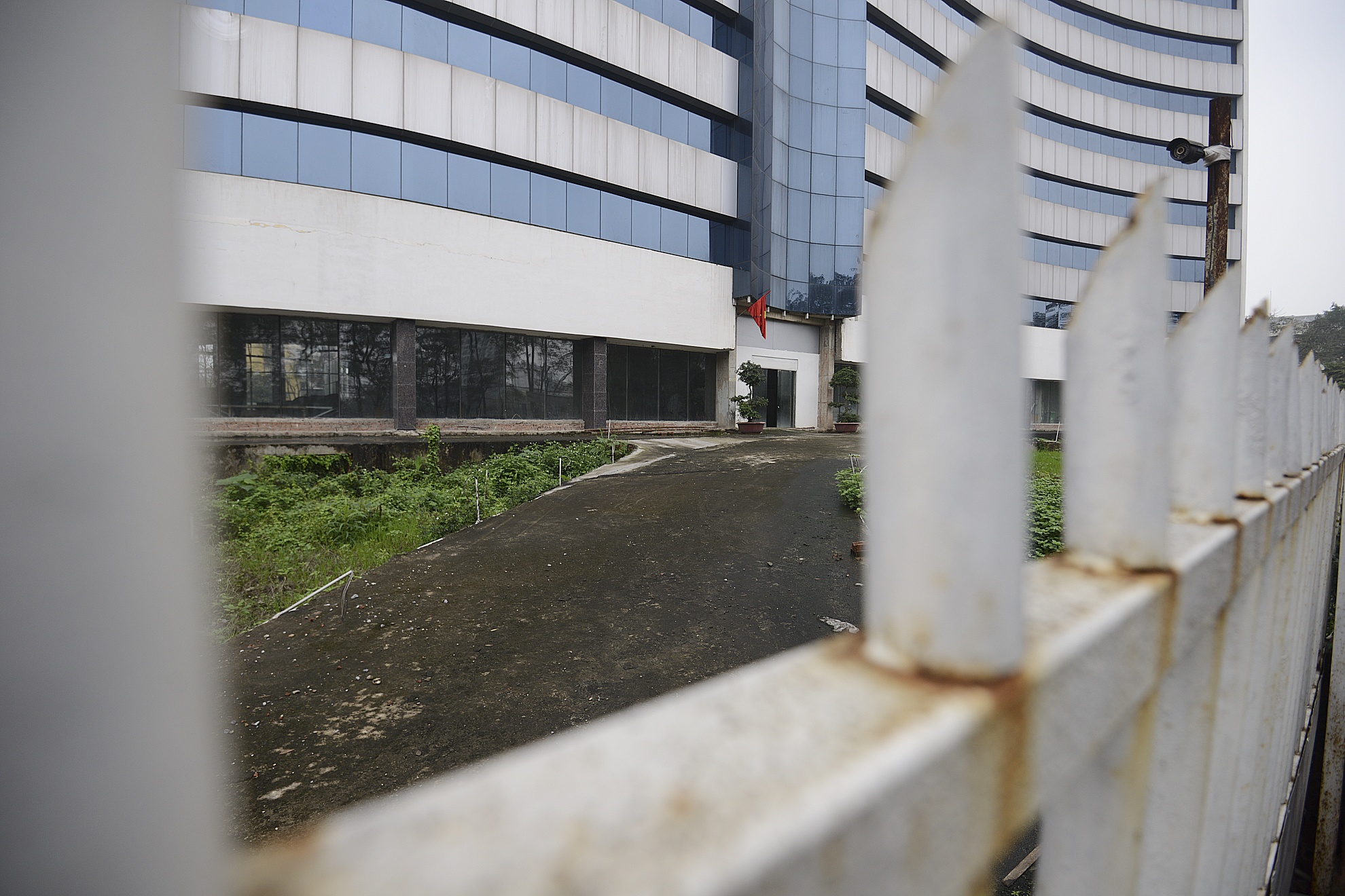 Benh vien 50 trieu do cua My bo hoang giua Ha Noi hinh anh