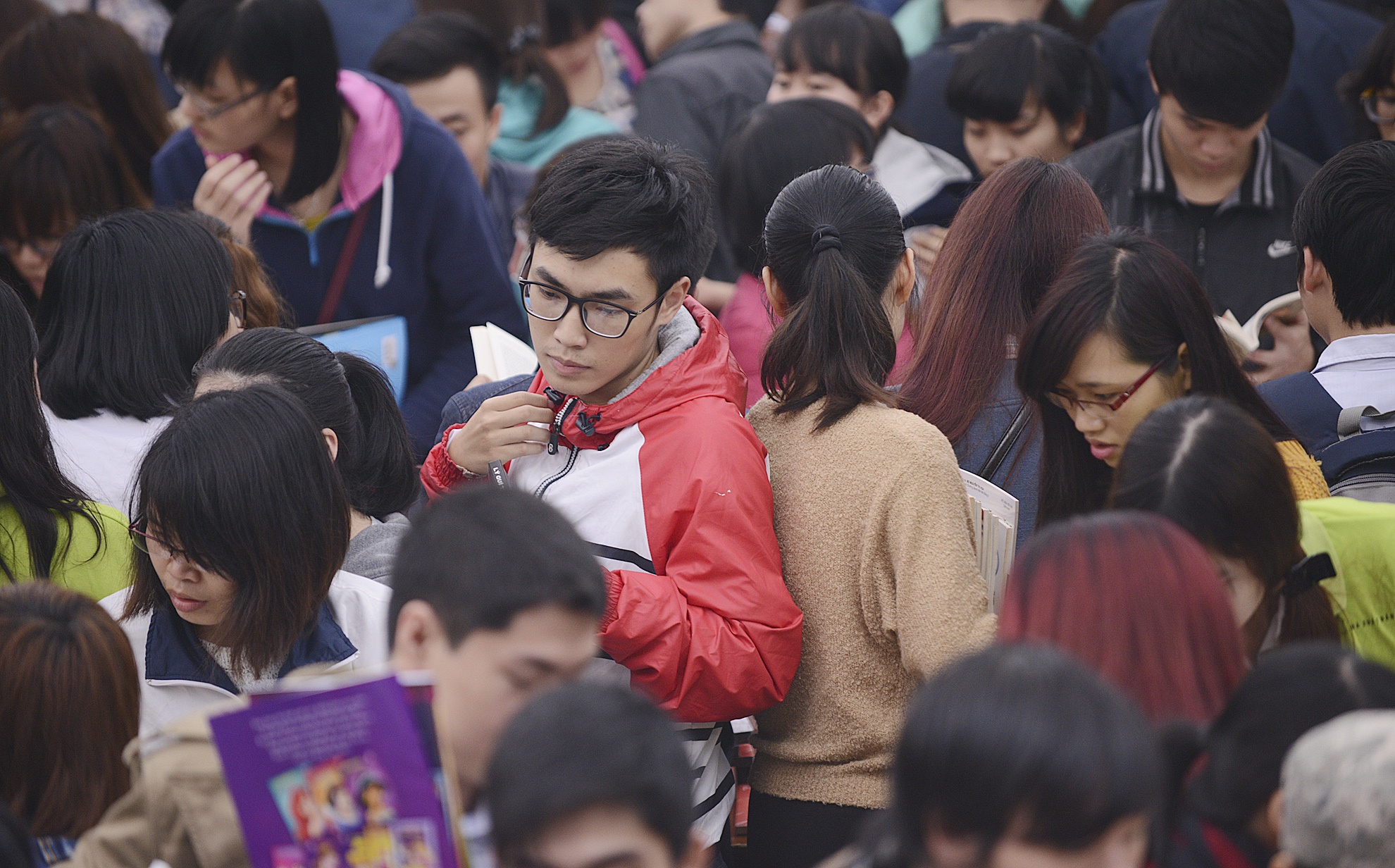 Nguoi Ha Noi xep hang dai cho mua sach 2.000 dong hinh anh