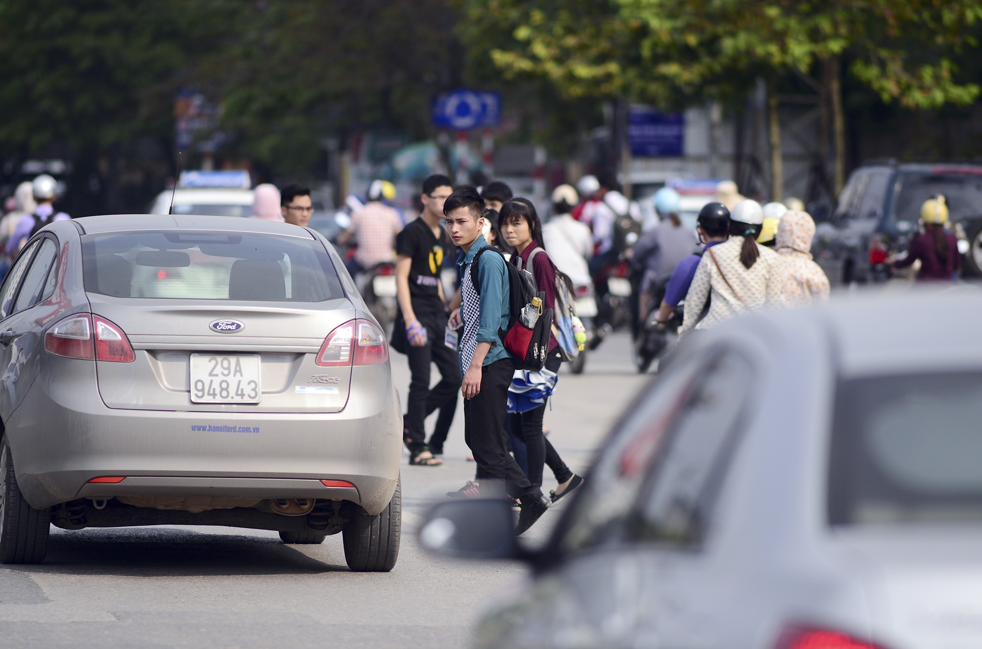 Nếu như trước kia các tuyến xe búyt kết nối với nhau tại trạm trung chuyển (cả chiều đi và về), rất thuận tiện cho hành khách, nhưng từ trước Tết các điểm đón được chia làm 2 khu vực (trước cổng trường ĐH GTVT và điểm cổng Công viên Thủ Lệ).