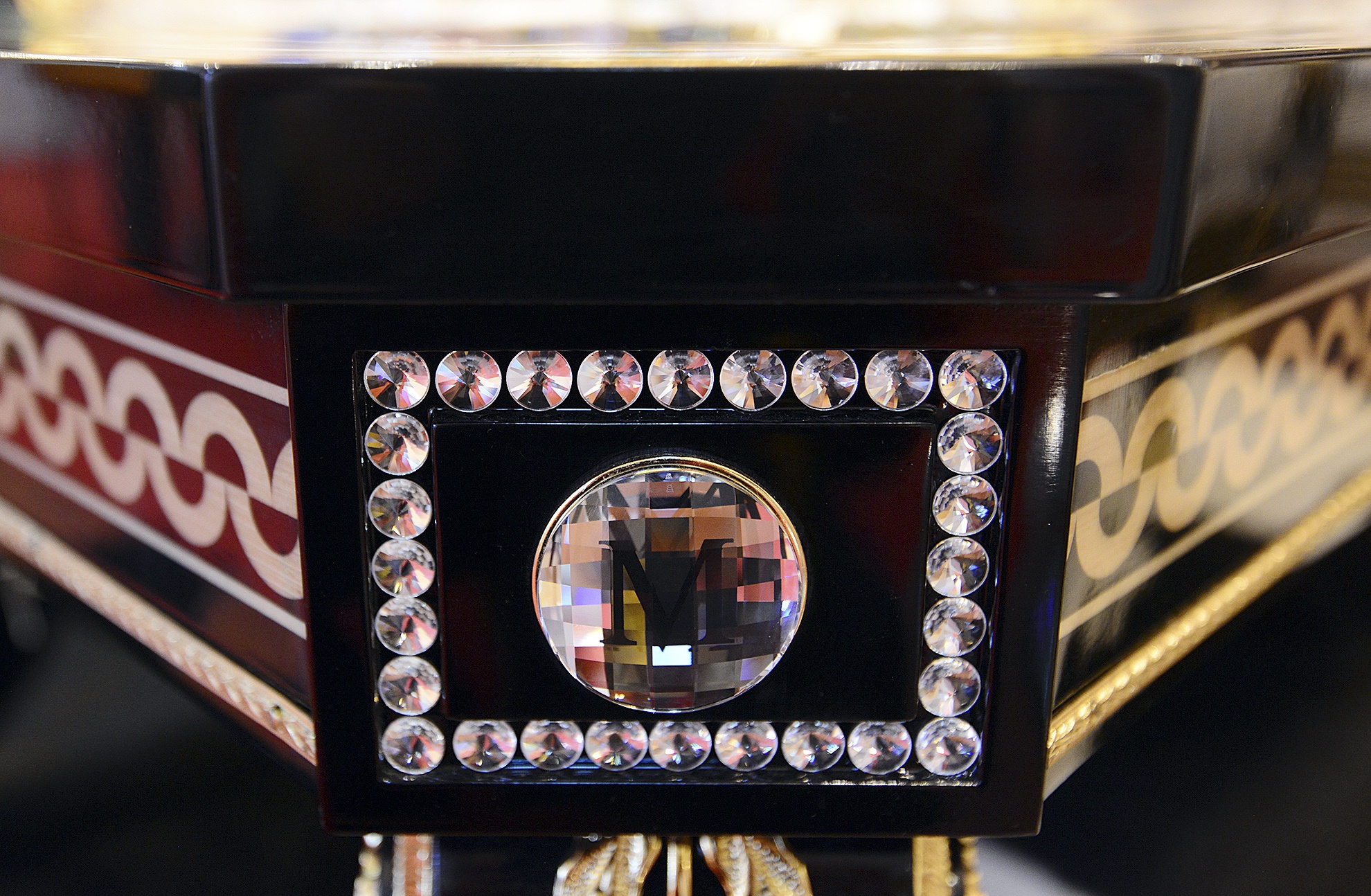 trang trí thủy tinh Murano của Ý hoặc hạt pha lê Swarovski của Áo với các kiểu dáng cổ điển quý phái và sang trọng, phù hợp với nhiều phong cách trang trí nội thất của nhiều châu lục ở các thời kỳ khác nhau.