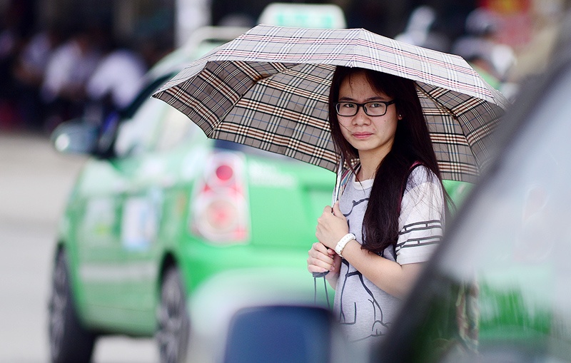 Do cau vuot, nguoi di bo chat vat qua duong hinh anh