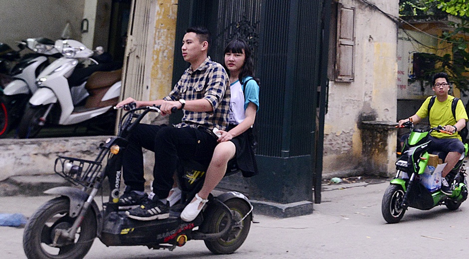 Hoc sinh dau tran di xe dap dien khap pho hinh anh