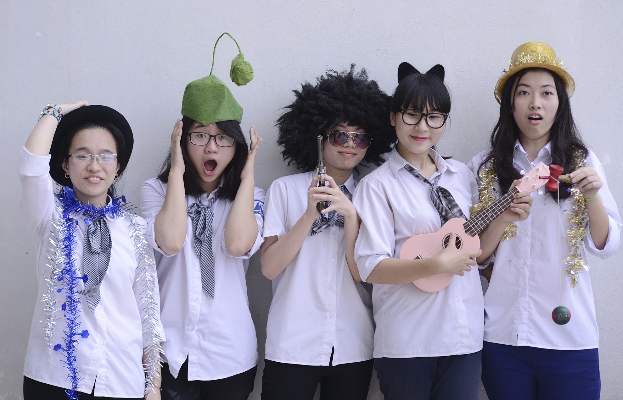 Nu sinh truong Ams quay tung bung chup anh ky yeu hinh anh