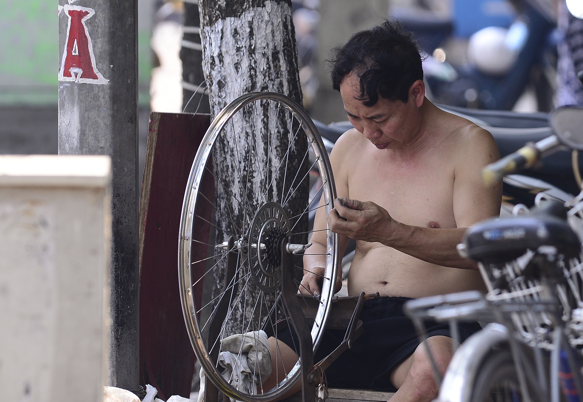 Nguoi Ha Noi vat vo trong nang nong dau mua hinh anh