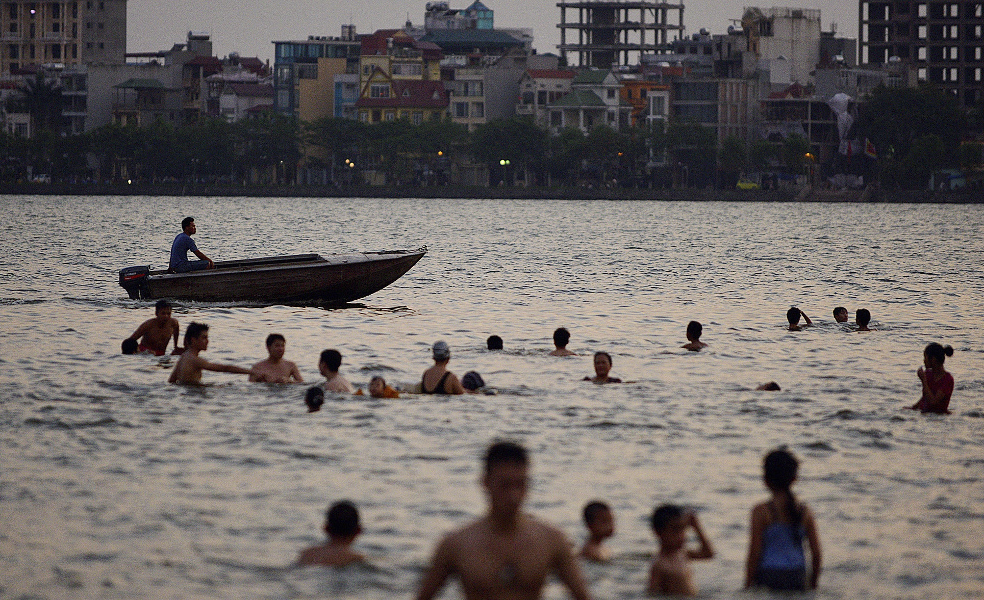 Những ngày này dưới cái nắng đầu mùa gay gắt, có nơi lên tới 36 độ C, người dân tìm đến Hồ Tây tắm mát.