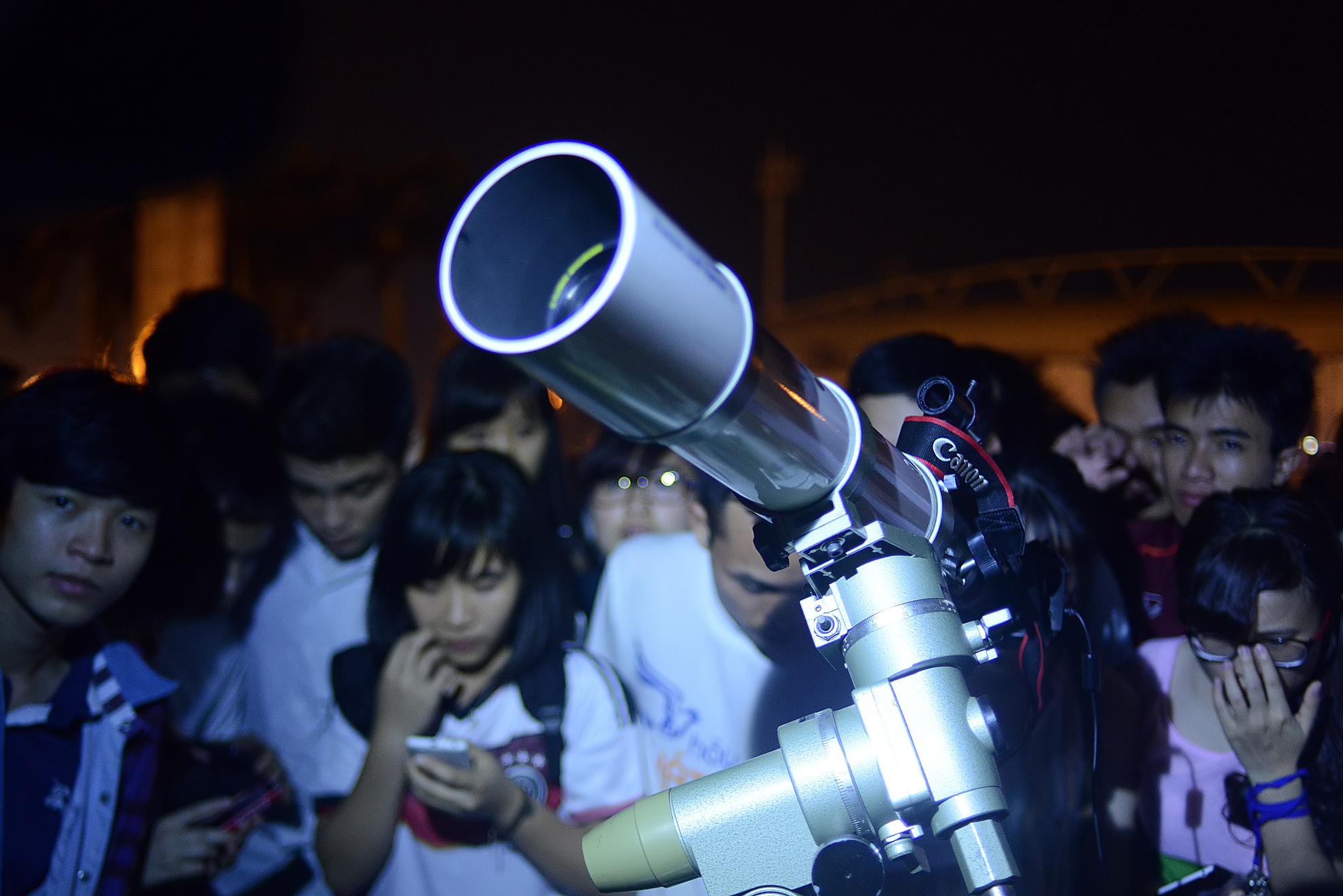 Hang tram ban tre san 'trang mau' o Ha Noi hinh anh