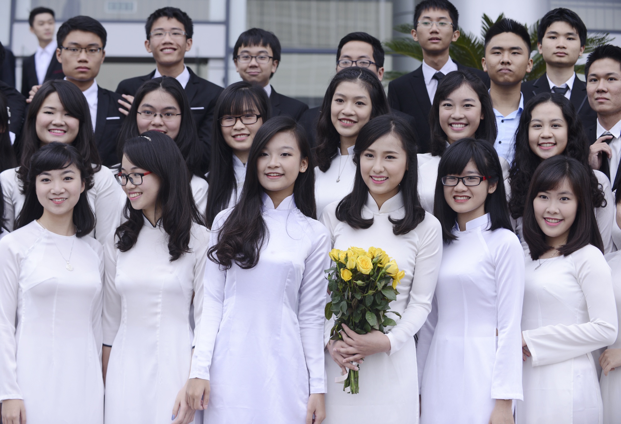  Sáng 8/4, khối lớp 12 trường THPT chuyên Hà Nội Amsterdam đã tổ chức ngày hội áo dài để chia tay mái trường cũ. 