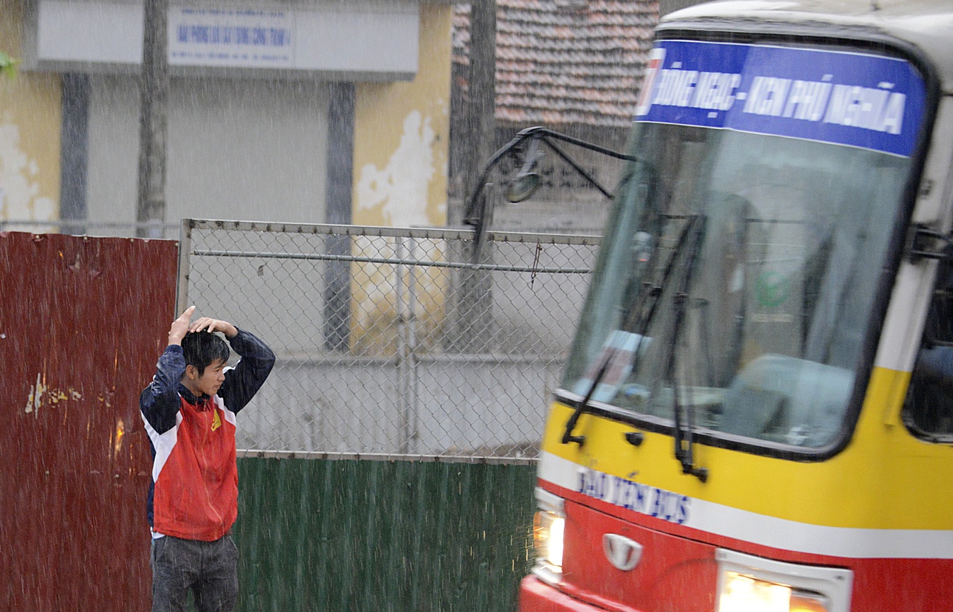 Canh don bat xe buyt mao hiem giua thu do hinh anh