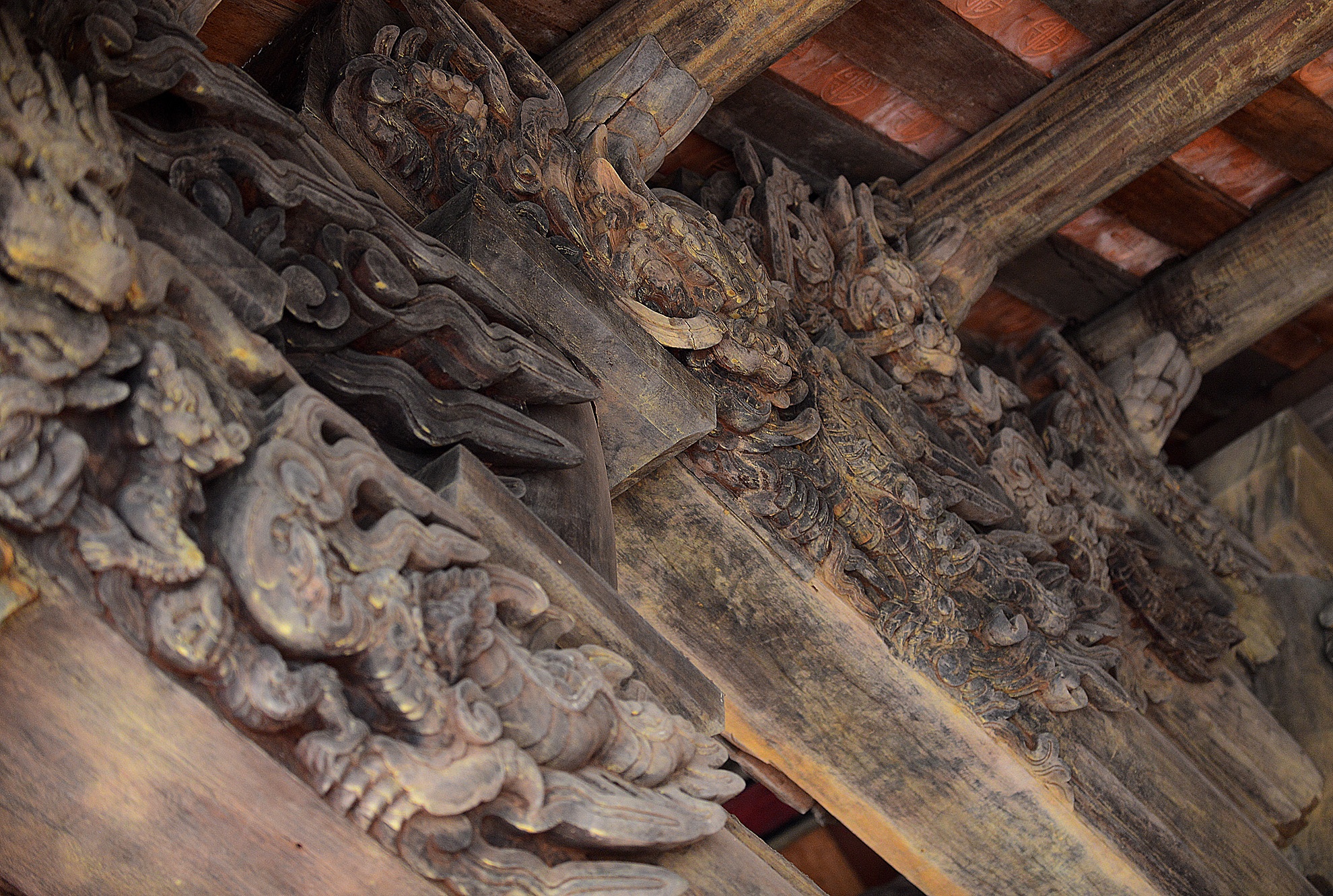 Những họa tiết hoa văn được chạm khắc lại theo đúng nguyên bản. Đây là biểu tượng cho sự đồ sộ và phát triển thịnh vượng, có chiều sâu của Lam Kinh cách đây gần 600 năm.