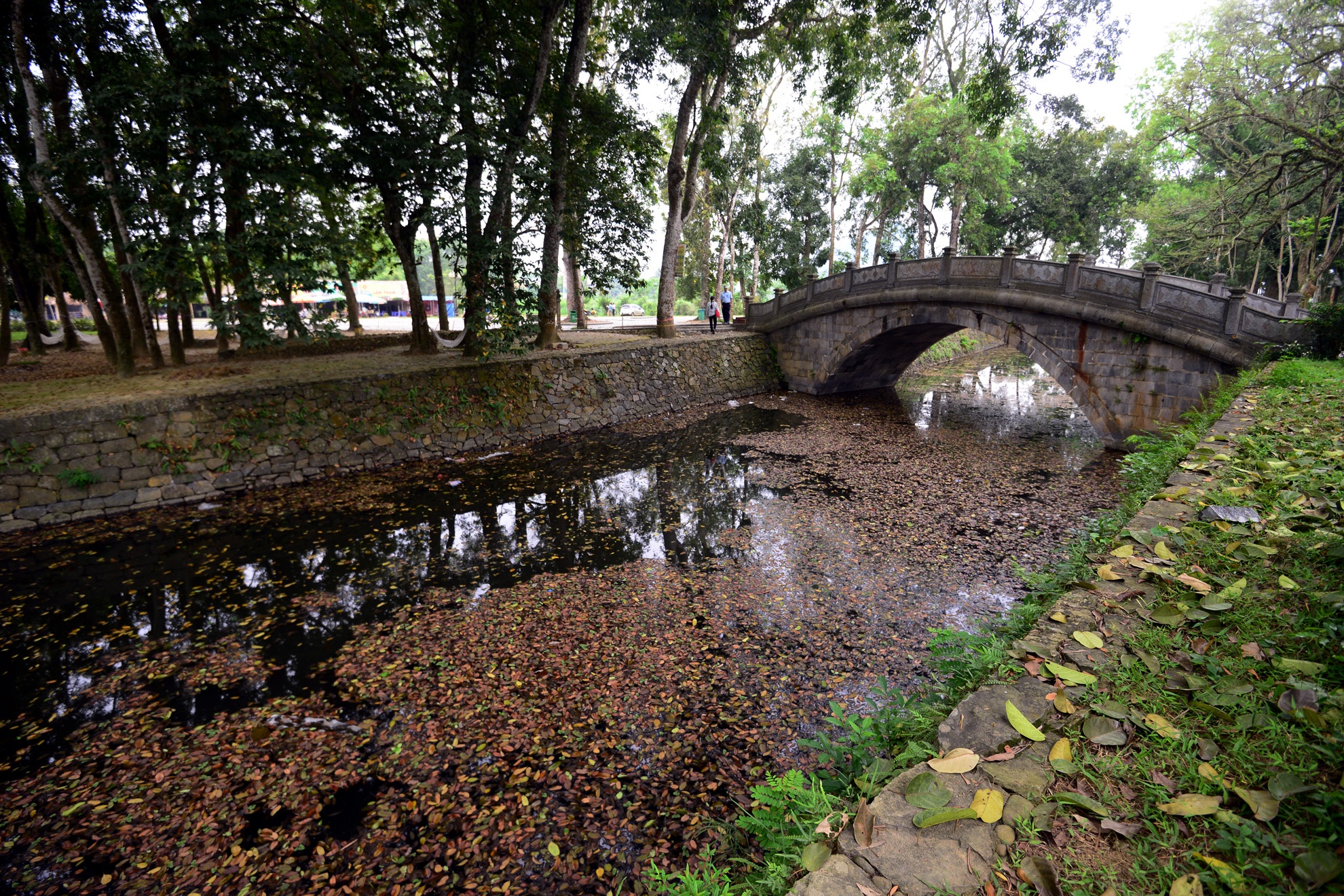 Do những biến cố của lịch sử và thời gian, nhiều lăng tẩm, di tích tại Lam Kinh bị hư hại hoàn toàn. Những năm gần đây, UBND tỉnh Thanh Hóa bắt đầu xây dựng lại khu di tích dựa trên nền khảo cổ học.   Giếng ngọc có bán kính rộng lớn nhất Việt Nam hiện nay được dựng lên tại lối vào khu chính điện.