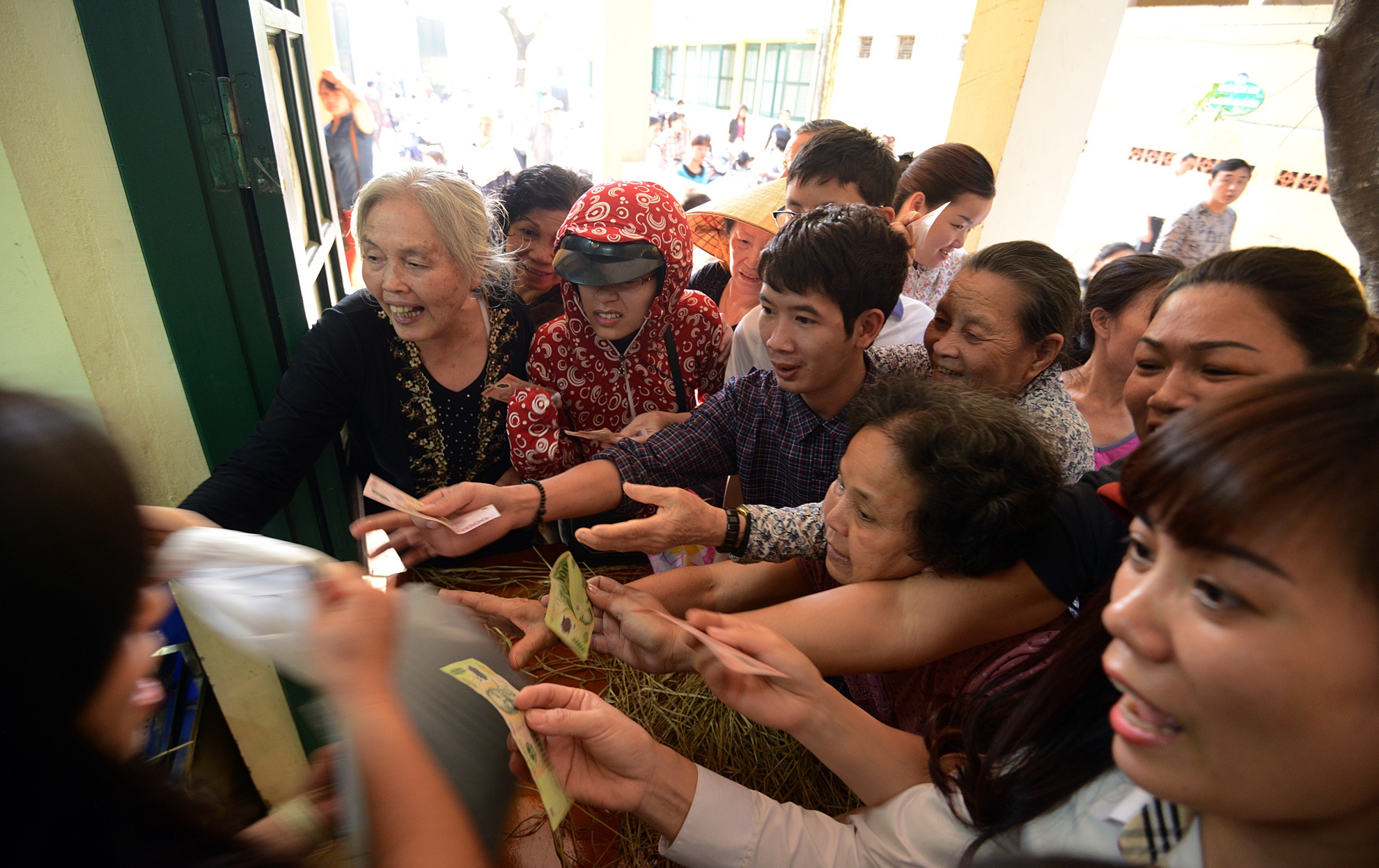 Chen nhau mua dua hau mien Trung trong truong hoc hinh anh