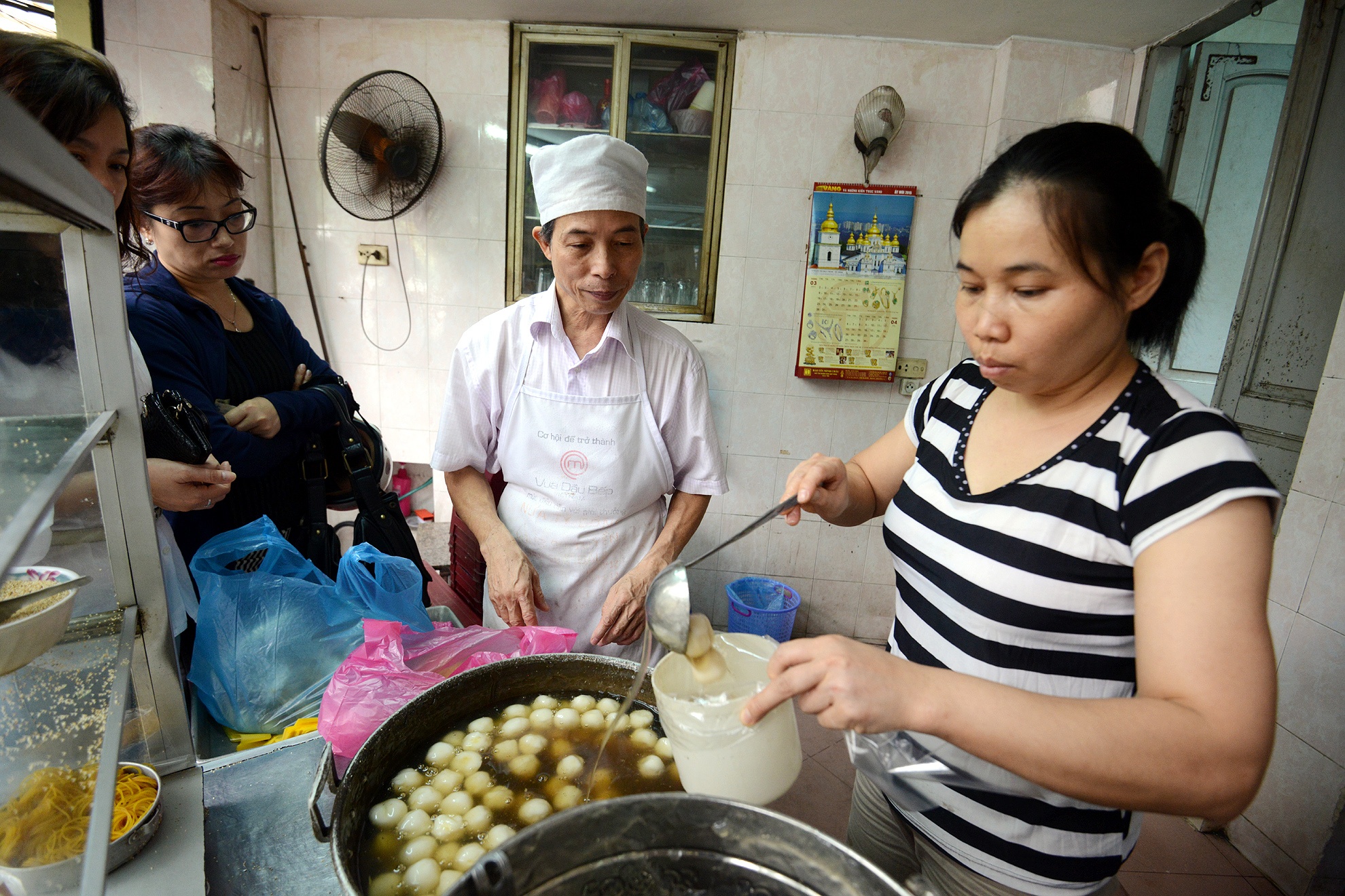 Nguoi Ha Noi nhon nhip voi Tet banh troi chay hinh anh