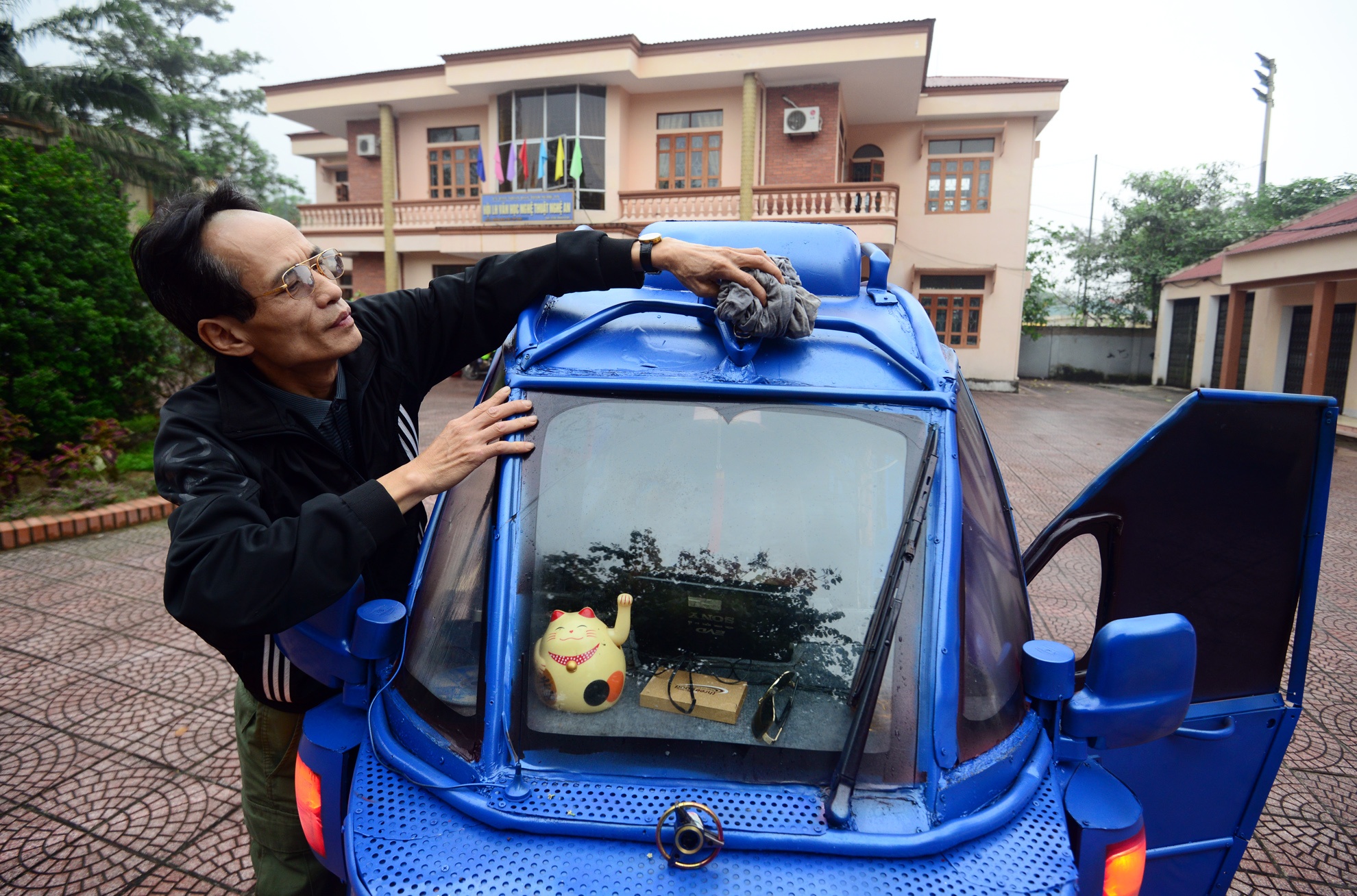 Để hoàn thành được “siêu xế hộp” có một không hai này, những ngày đầu ông Sơn cũng vấp phải sự phản đối của vợ. Bà Tâm (vợ ông Sơn) còn bảo ông khùng nên mới phá chiếc xe máy dắt tiền đi để thỏa mãn đam mê. Nhưng lâu dần, bà cũng không còn để ý đến điều đó nữa. Đến khi chiếc xe hoàn thiện thì bà cũng ưng ý. Nhiều lần ông Sơn còn dùng chiếc xe này để chở bà Tâm đi chợ mỗi khi trời mưa. 