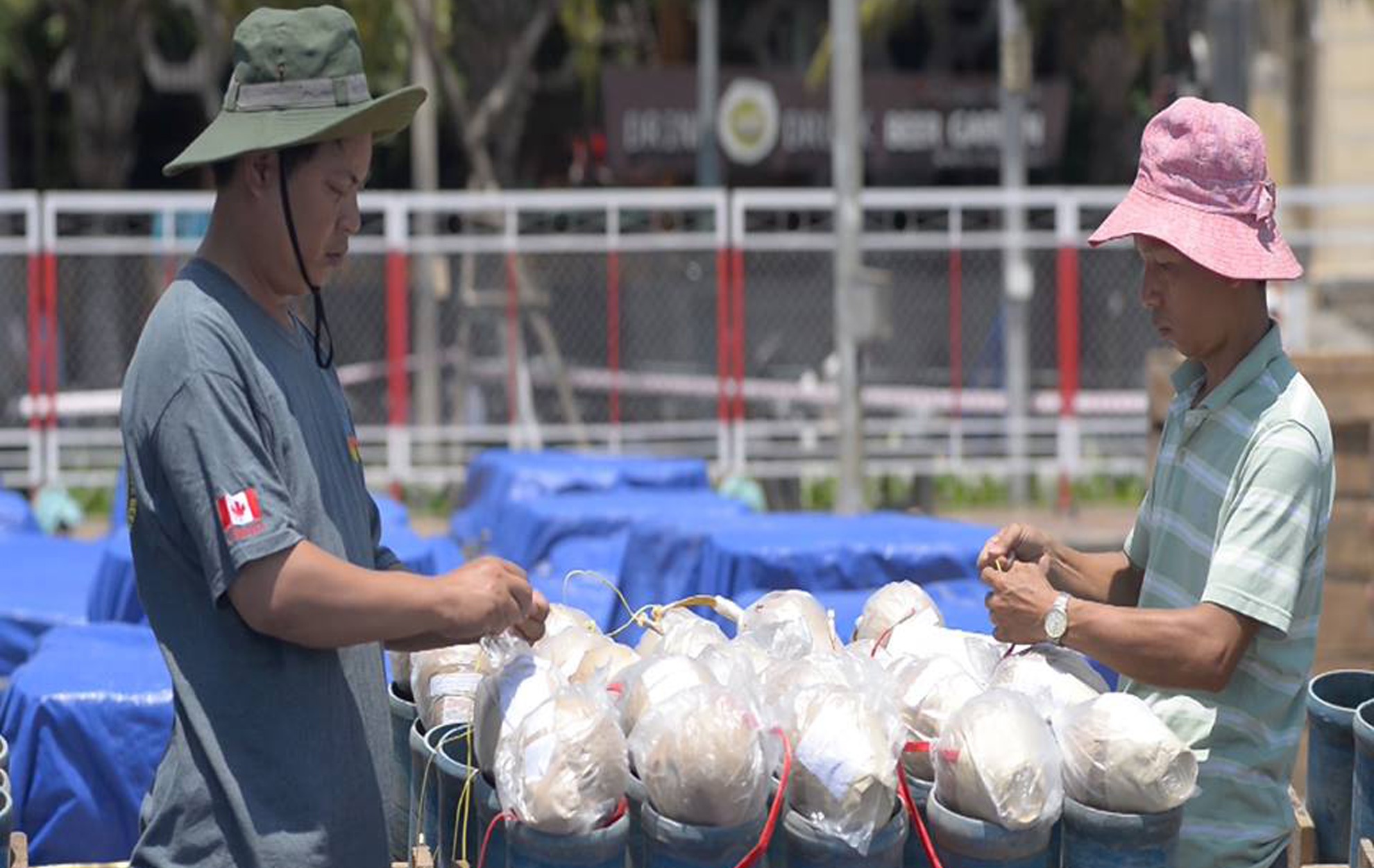 Ben trong tran dia phao hoa Da Nang truoc gio khai hoa hinh anh