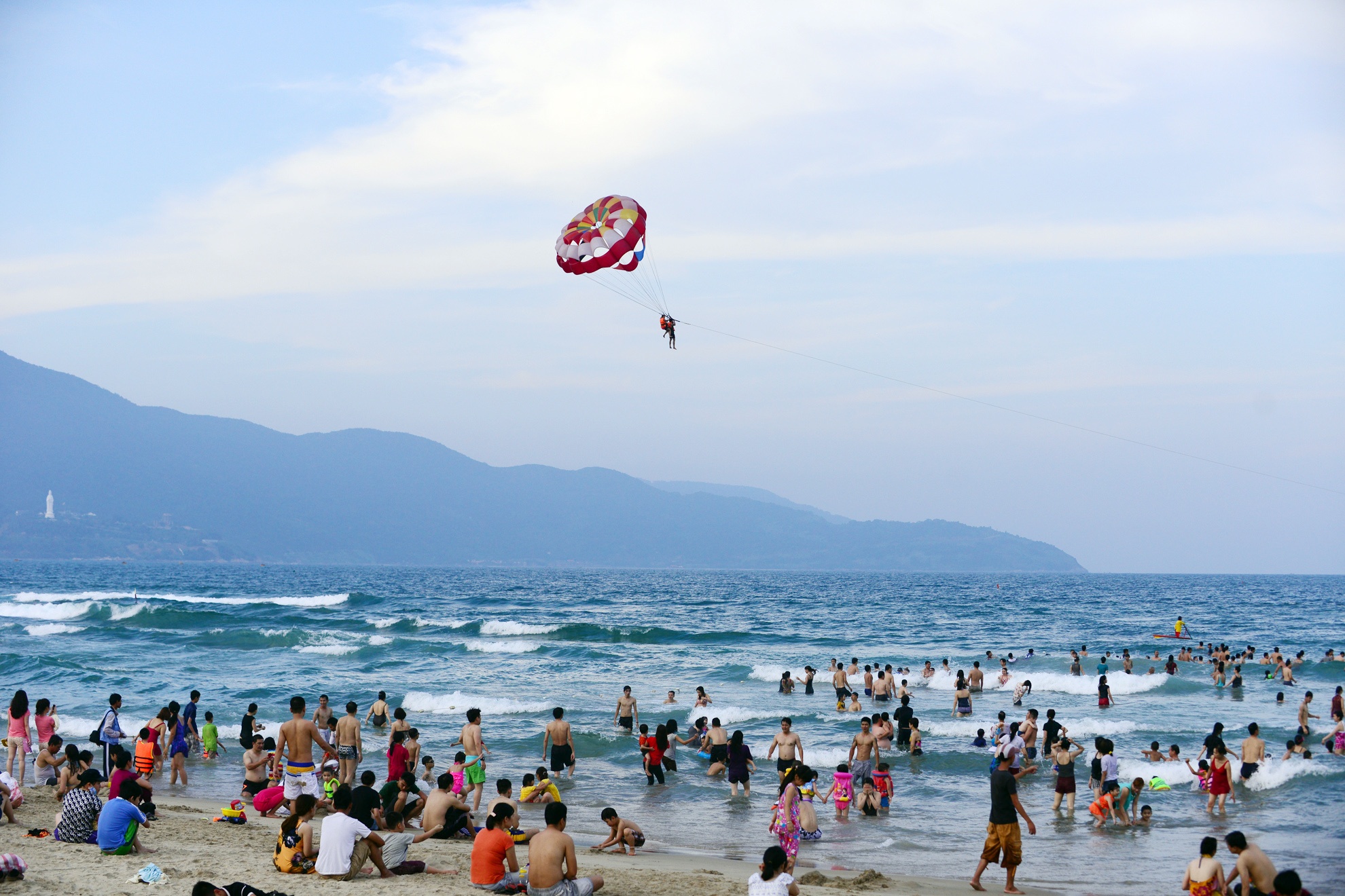 Bien Da Nang dong nghit nguoi dip nghi le hinh anh