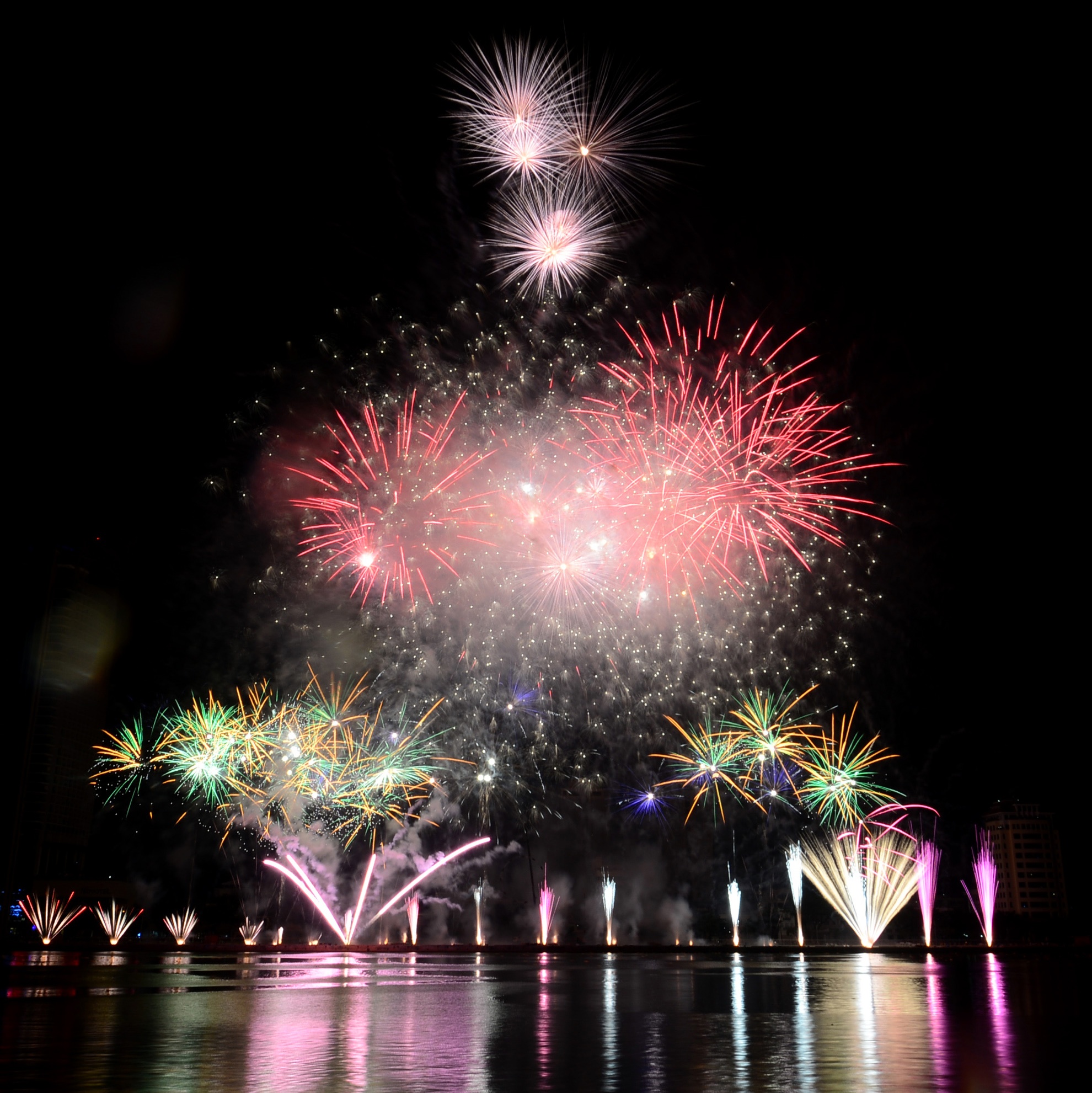 Phần trình diễn của đội từng đoạt nhiều giải thưởng pháo hoa quốc tế - Howard & Sons Pyrotechnics đến từ Australia.