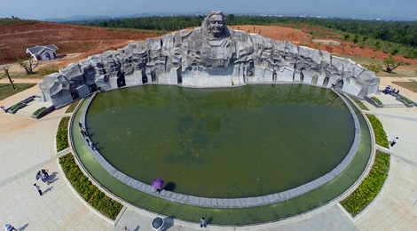 Tuong dai Me Viet Nam anh hung 400 ty nhin tu tren cao hinh anh