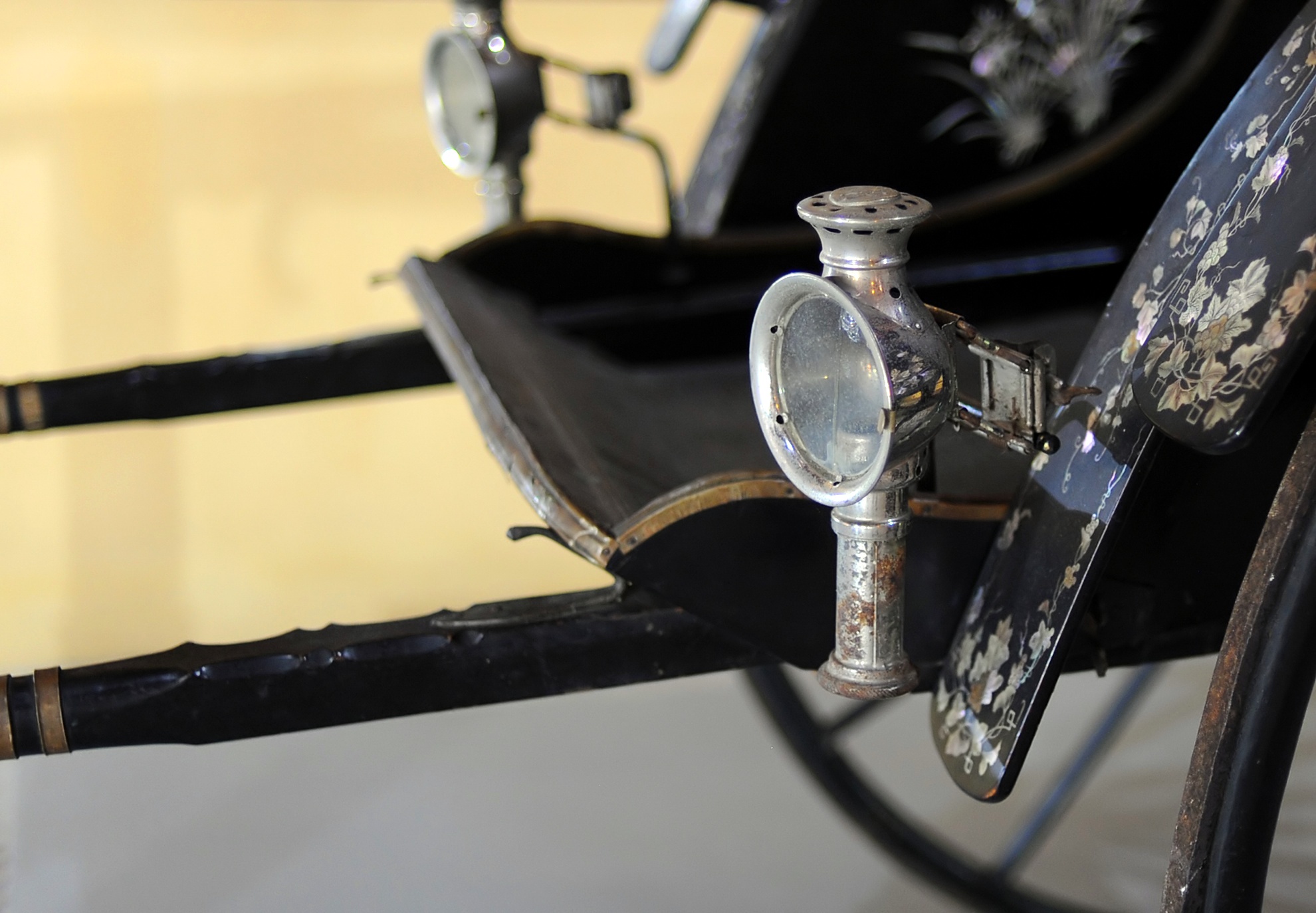 Chiec xe keo tien ty duoc dau gia tai Phap mang ve Hue hinh anh