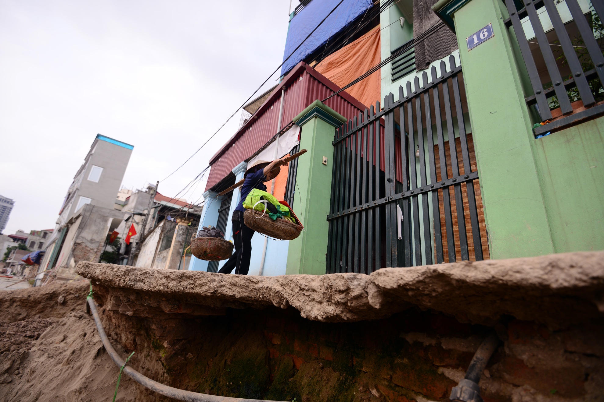  Hàng chục ngôi nhà khác trên tuyến phố này cũng trong tình trạng tương tự, có đoạn cao từ 1 m đến 1,2 m.
