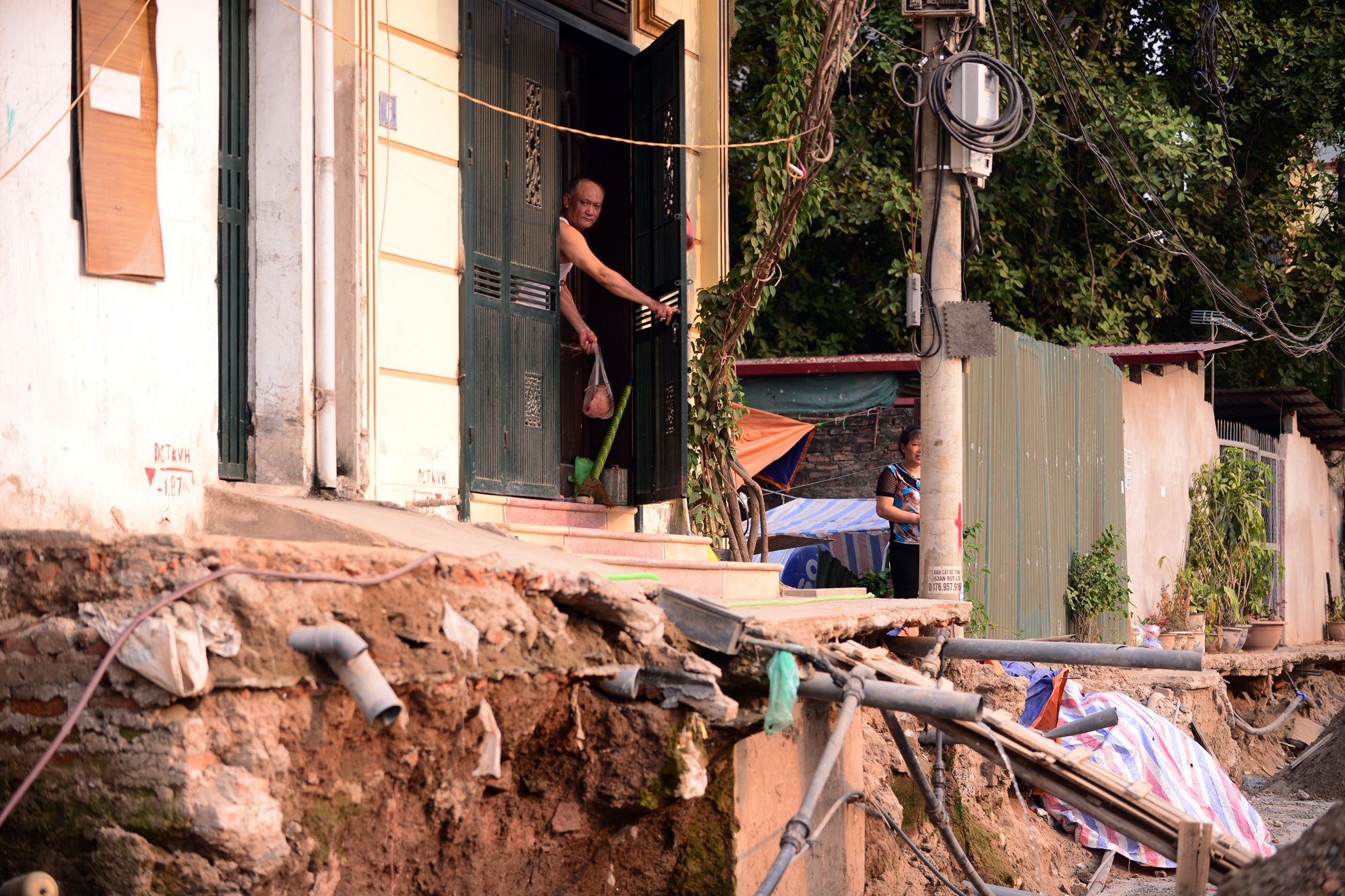 Người dân thường xuyên phải đóng cửa do bụi bặm và sợ người già, trẻ em rơi xuống những chiếc hố ngay trước nhà.