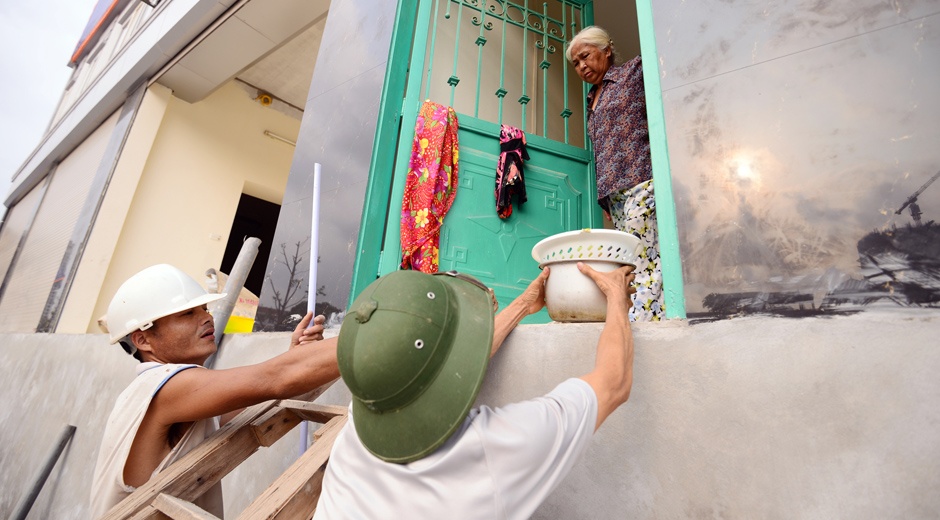 Nguoi gia, tre nho leo thang vao nha giua thu do hinh anh