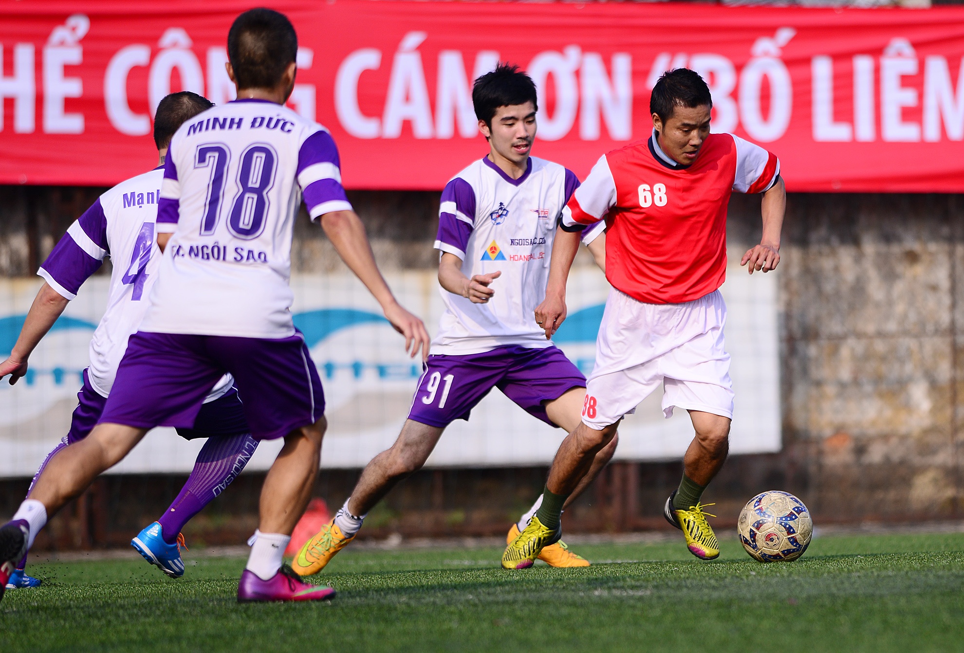 Hong Son tro tai trong tran dau vi cuu 'ong bau' The Cong hinh anh