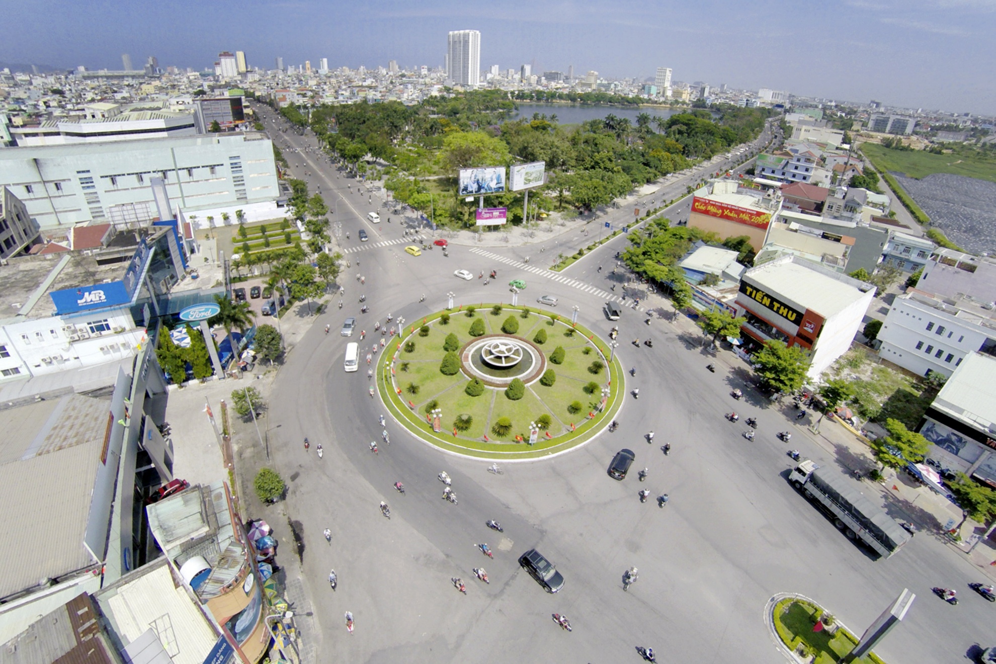 Vòng xuyến Nguyễn Tri Phương - Nguyễn Văn Linh nằm giữa trung tâm quận Hải Châu, cạnh công viên 23/9 và sân bay Quốc tế Đà Nẵng. 
