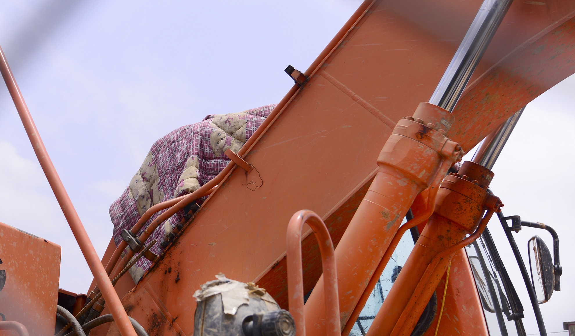 Can cau, may xuc dap chan o du an metro cua Ha Noi hinh anh