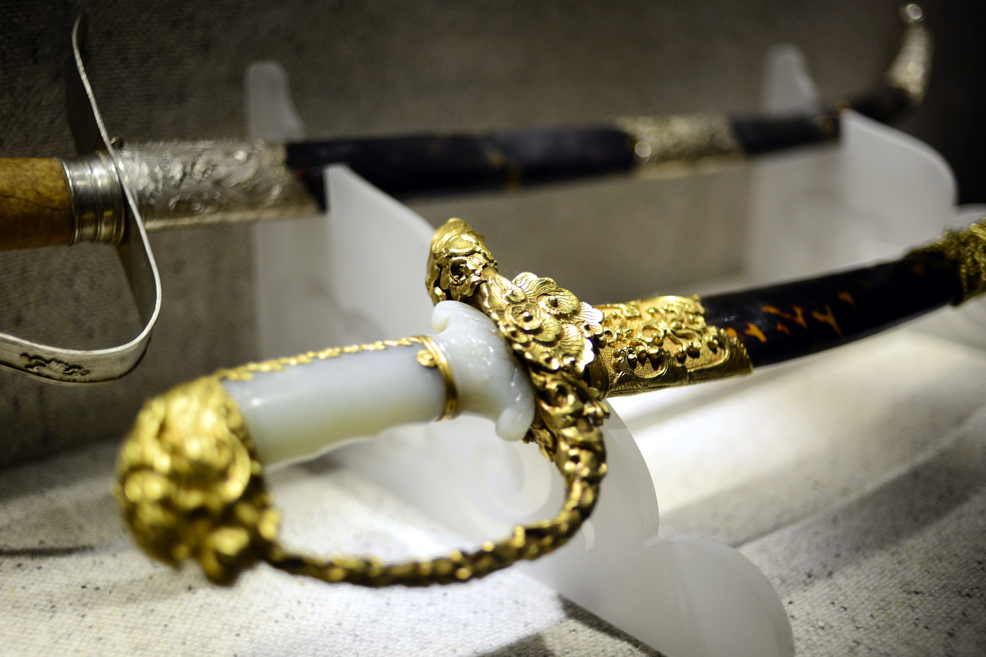 Sen vang trong bo suu tap co vat Cung dinh Hue hinh anh