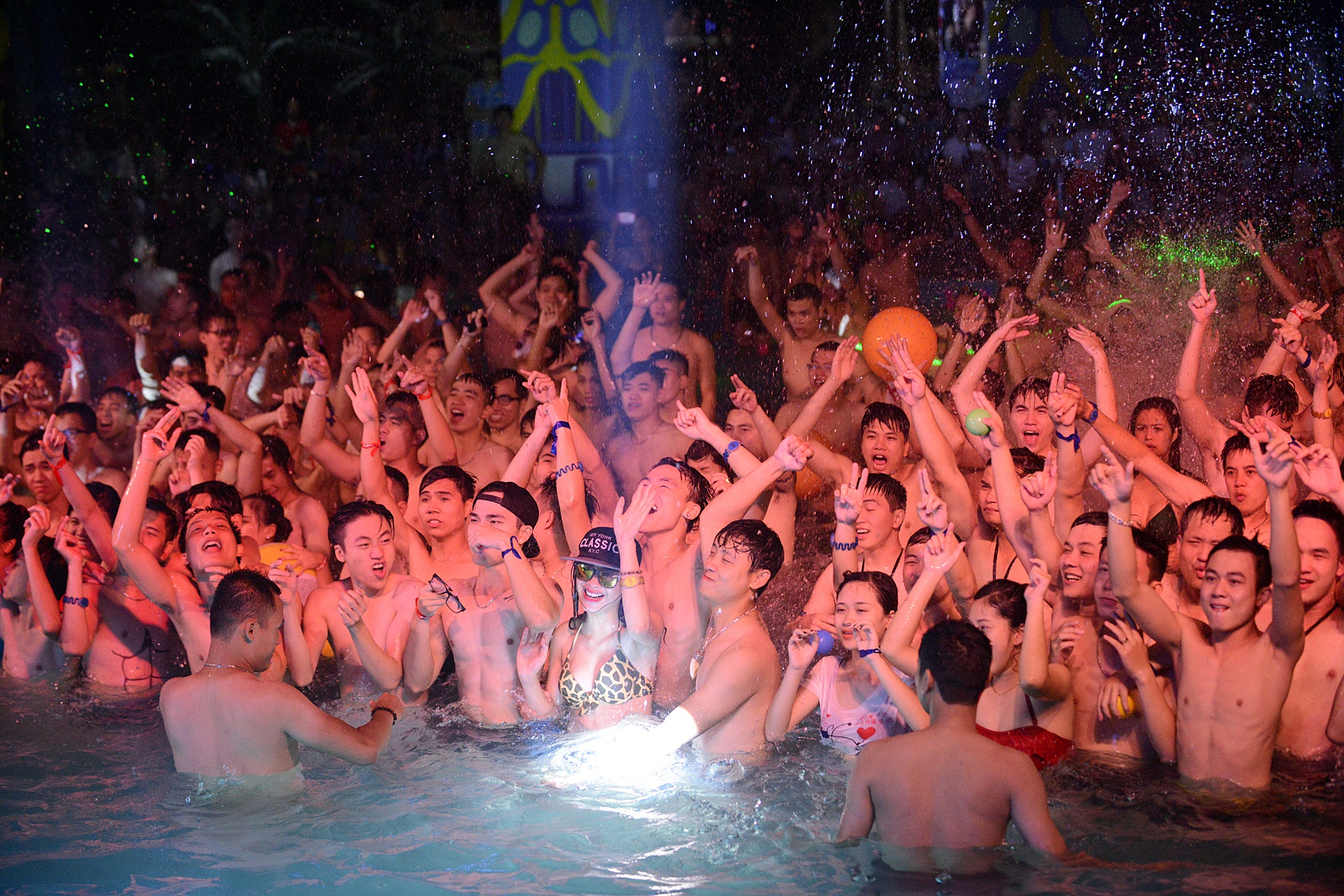 Pool Party là hoạt động giải trí phổ biến của giới trẻ ở các nước phát triển nhưng vẫn còn khá mới mẻ ở Việt Nam. 