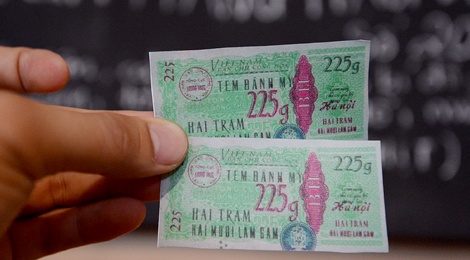 Dung tem phieu mua banh mi gia dinh thoi bao cap hinh anh