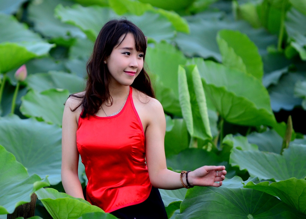 Thieu nu Ha thanh xung xinh vay, yem lam dang voi sen hinh anh